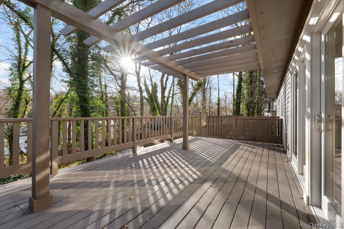 27 Valley Avenue, Locust Valley, NY 11560