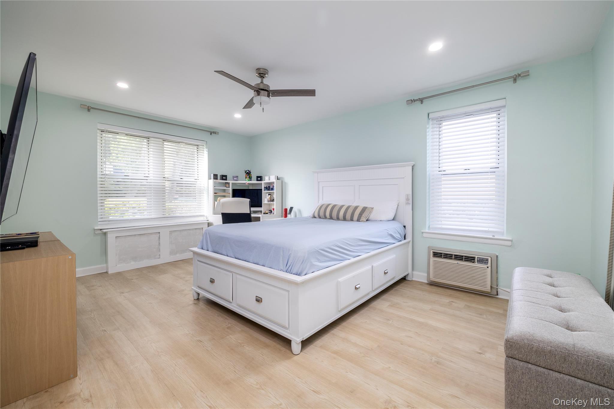 250 W Merrick Road # 1E, Freeport, NY 11520