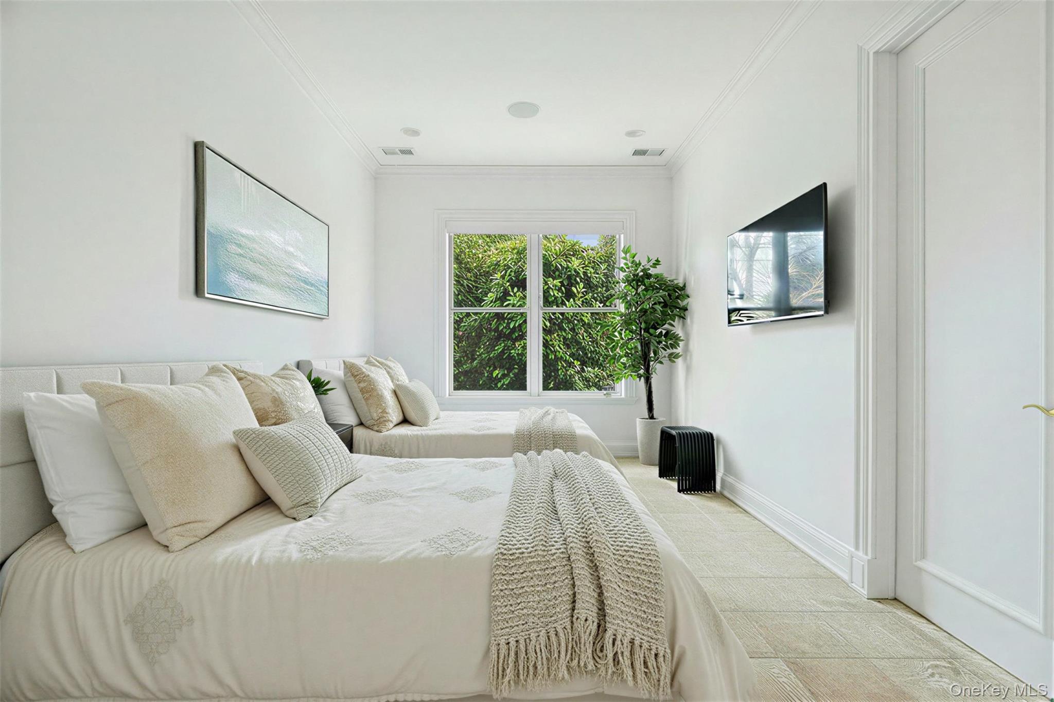 7 Cross Road, Remsenburg, NY 11960