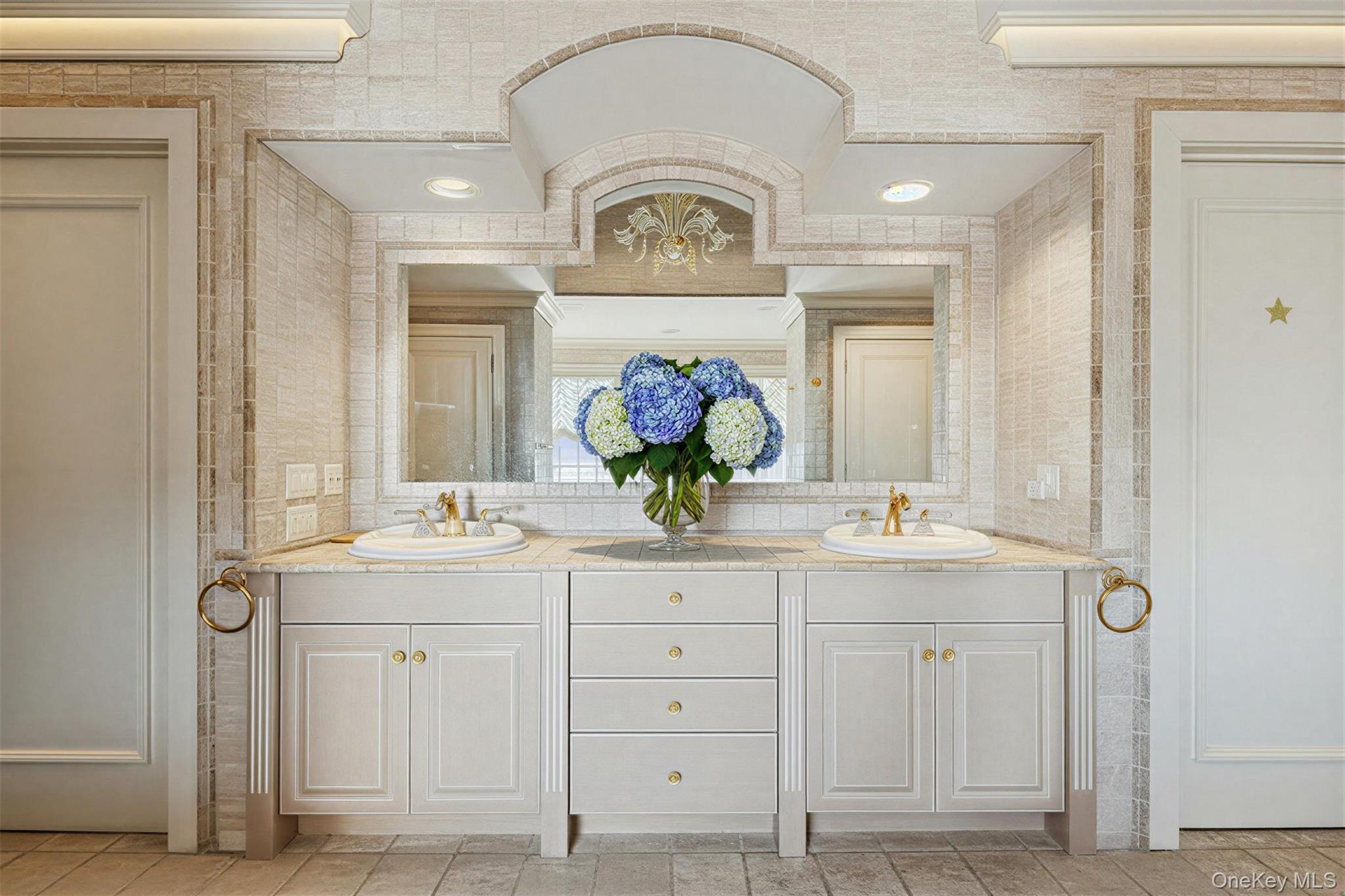 7 Cross Road, Remsenburg, NY 11960