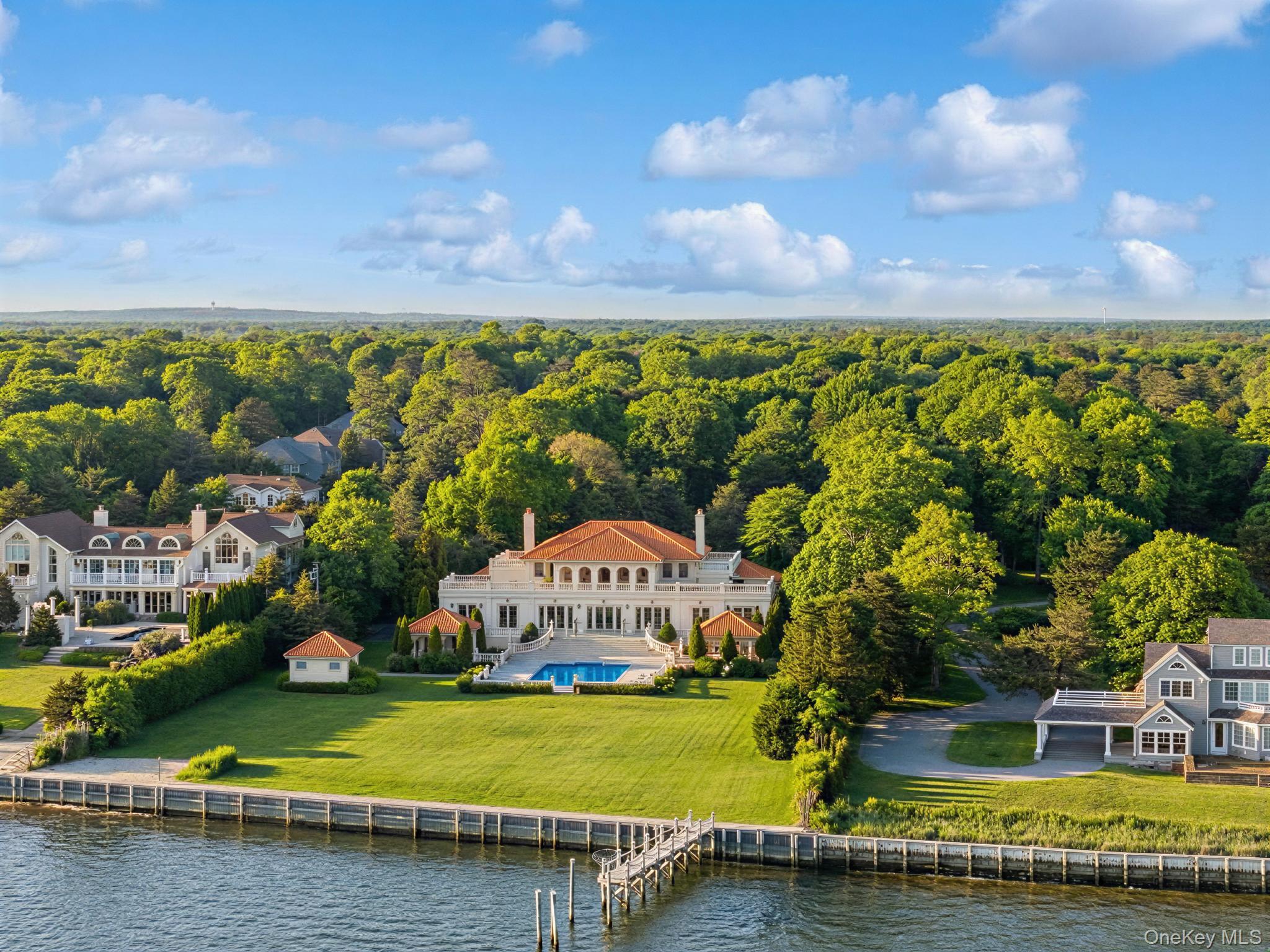 7 Cross Road, Remsenburg, NY 11960