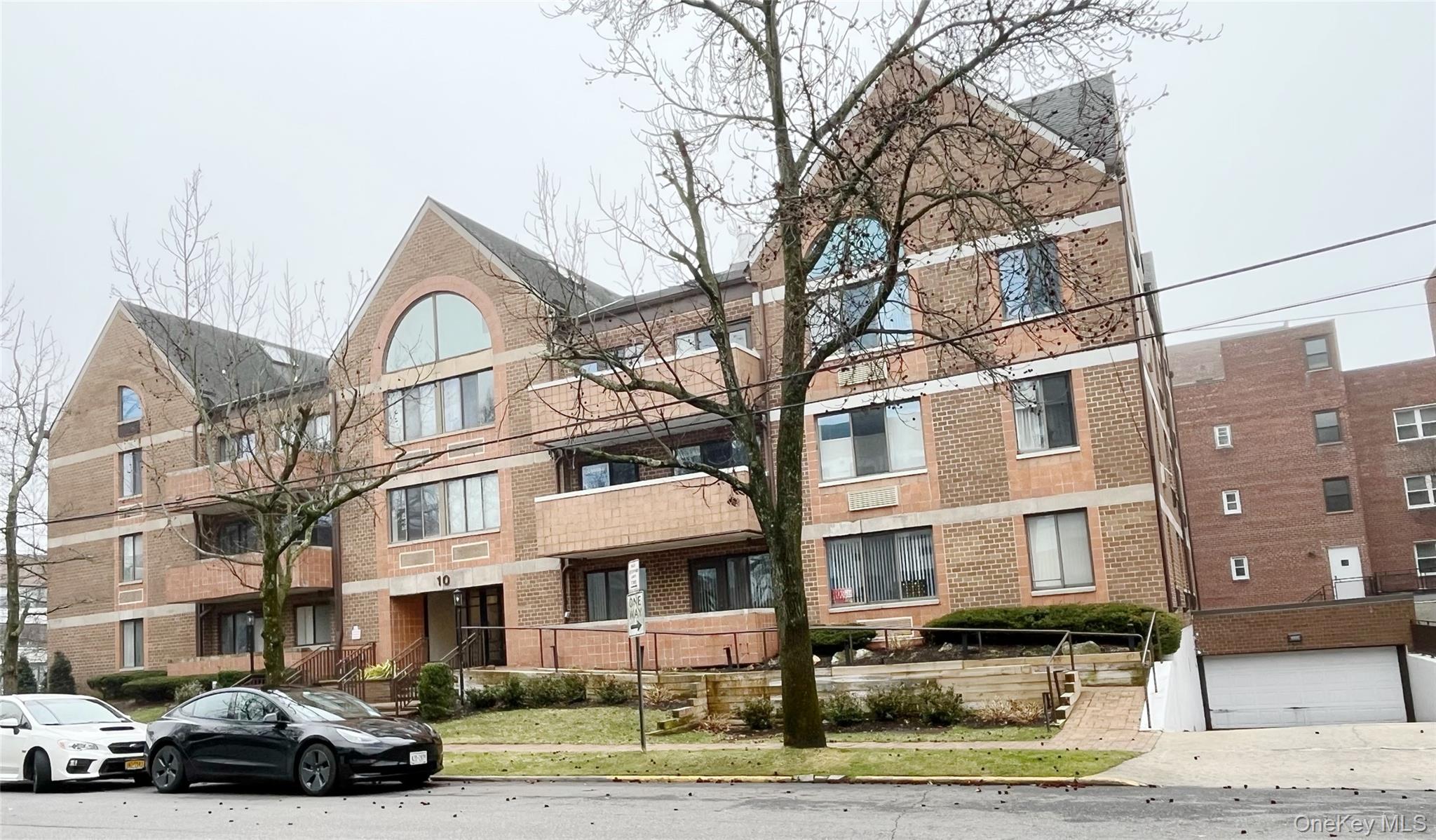 10 Canterbury Road # 1B, Great Neck, NY 11021