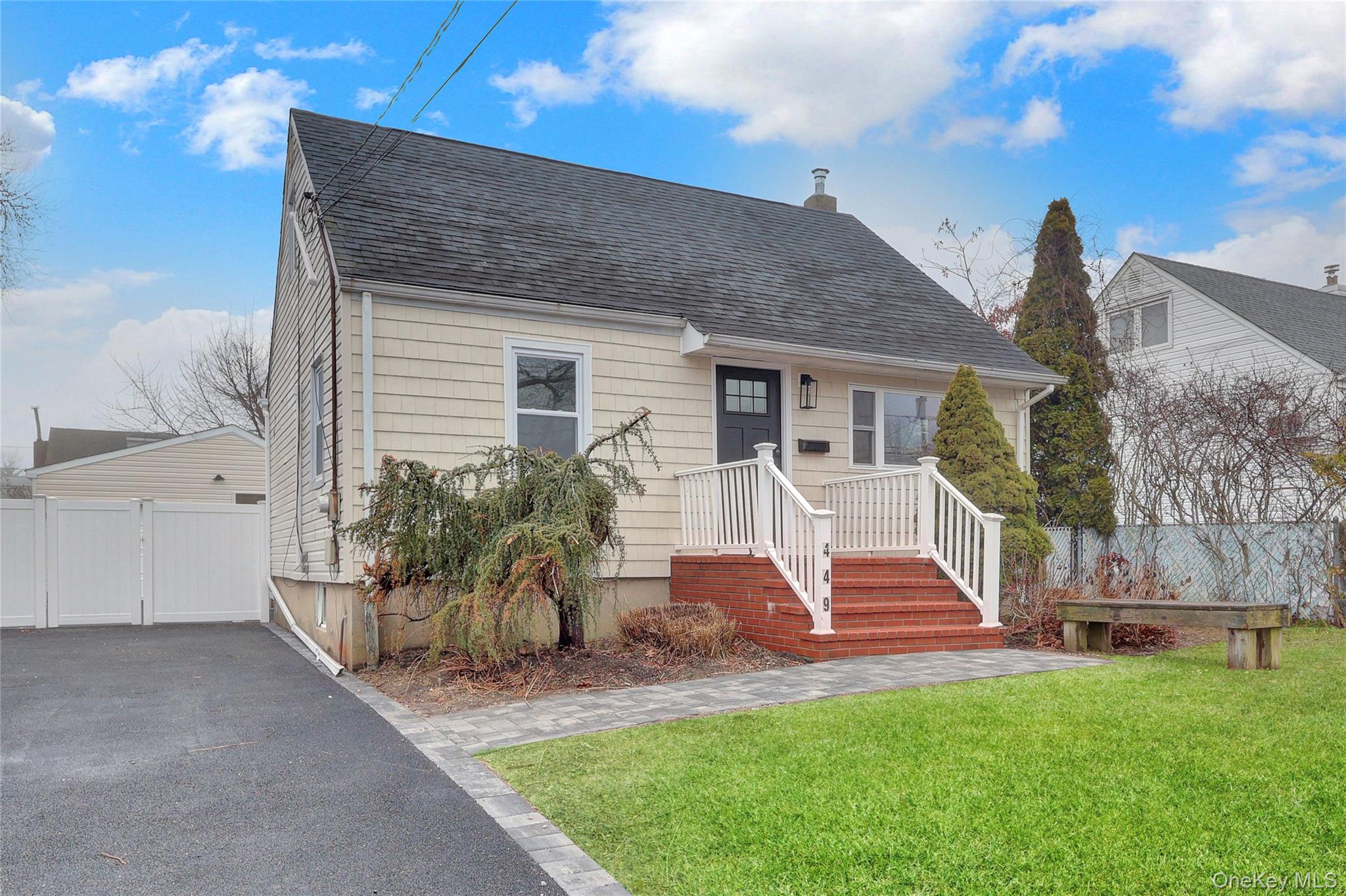449 N Indiana Avenue, Lindenhurst, NY 11757