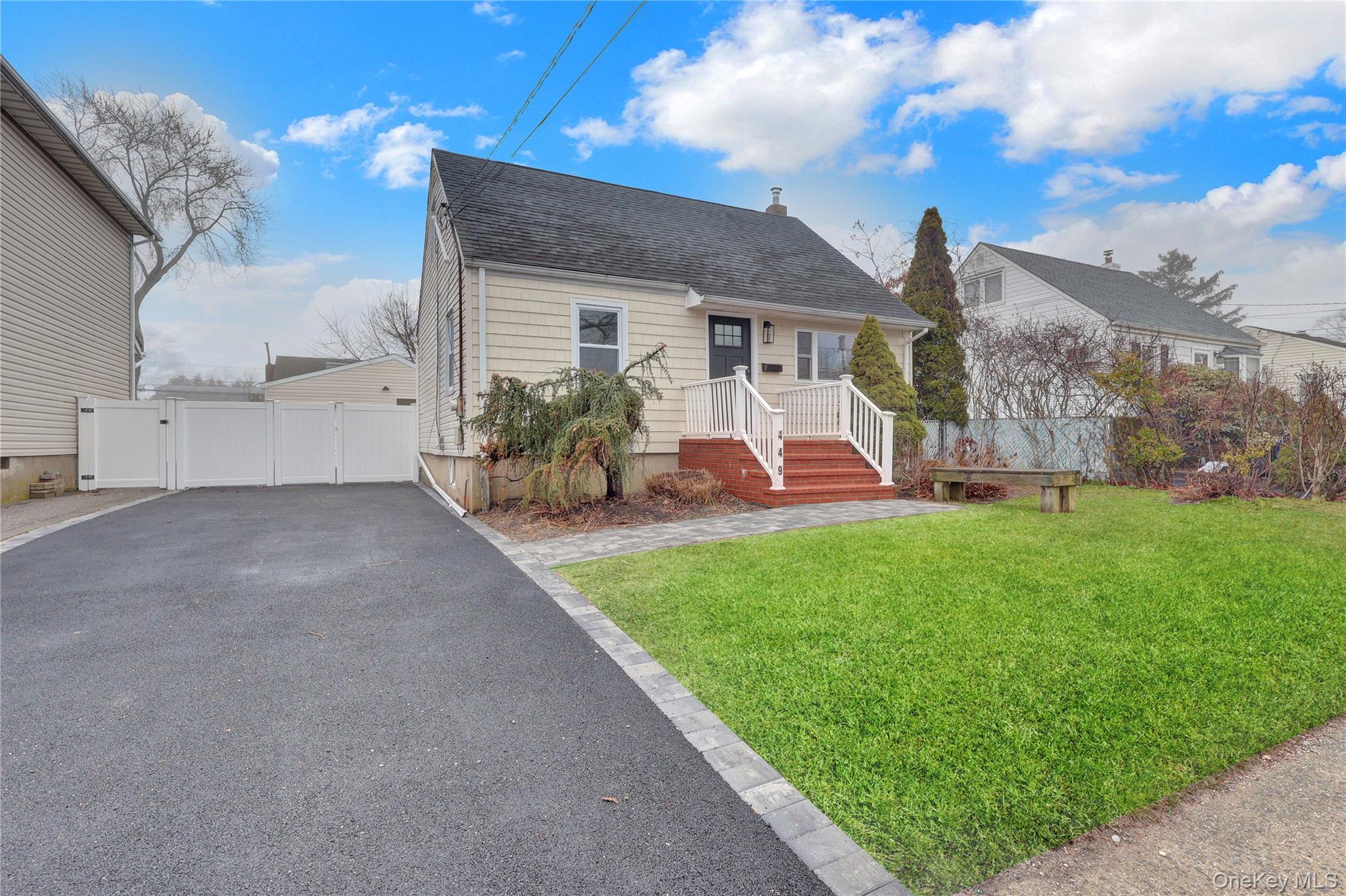 449 N Indiana Avenue, Lindenhurst, NY 11757