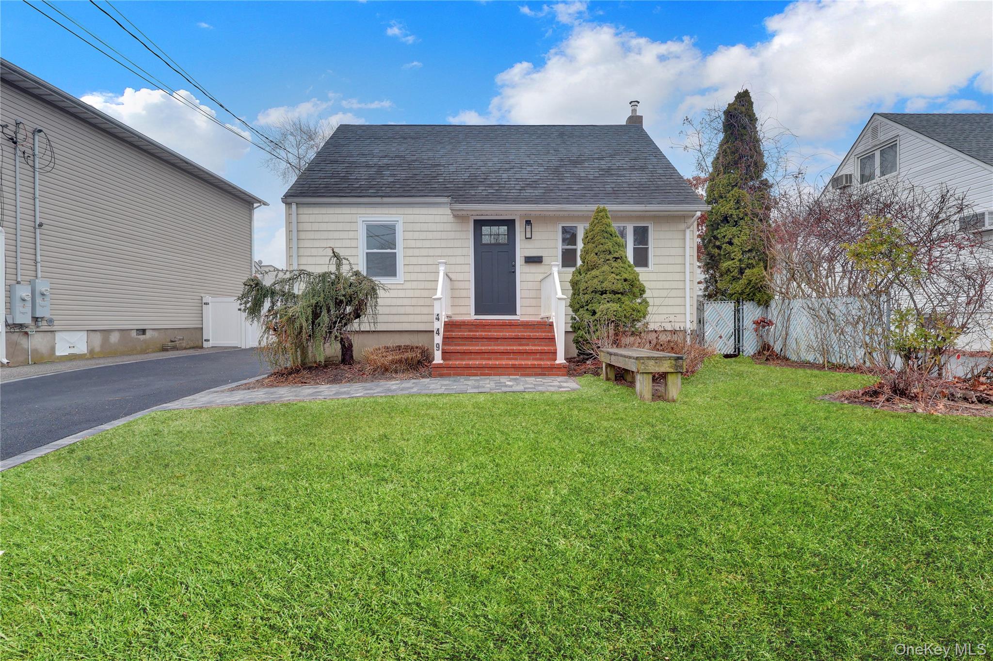 449 N Indiana Avenue, Lindenhurst, NY 11757