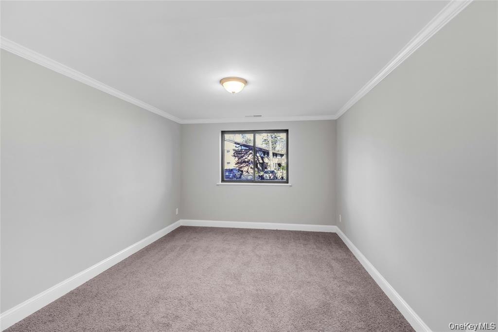 105 Newbrook Lane # 33, Bay Shore, NY 11706