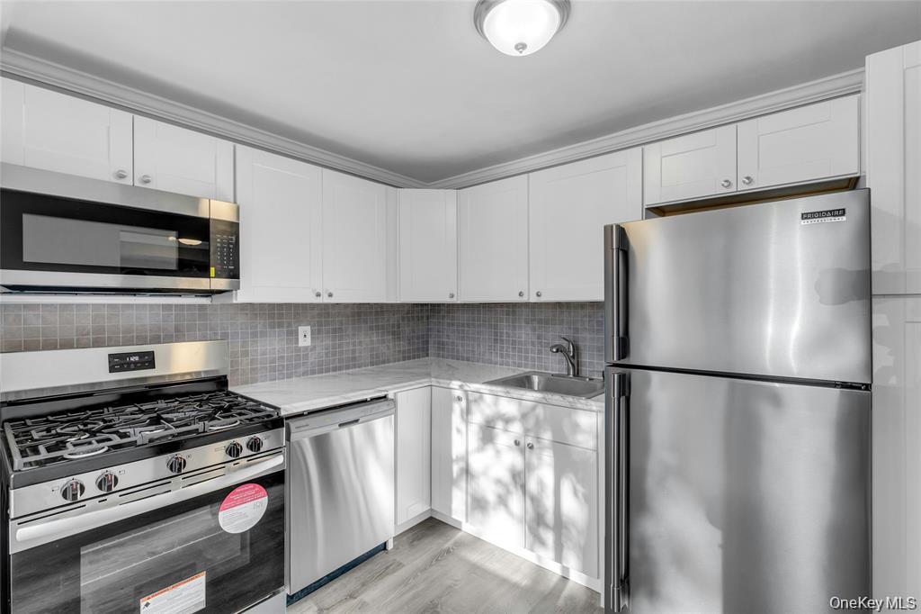 105 Newbrook Lane # 33, Bay Shore, NY 11706