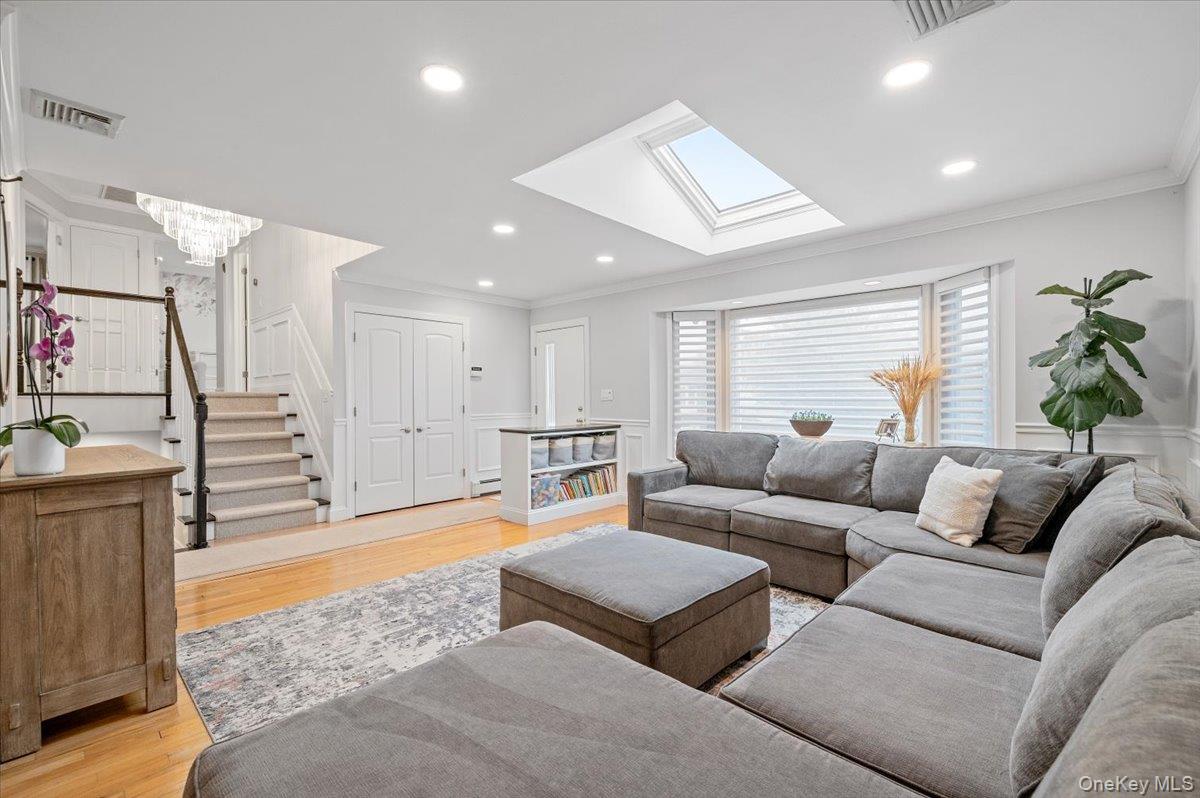 45 Winthrop Road, Plainview, NY 11803