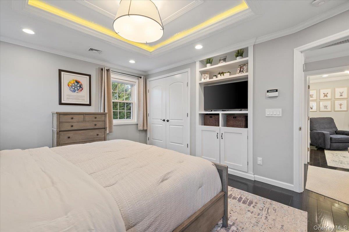 45 Winthrop Road, Plainview, NY 11803