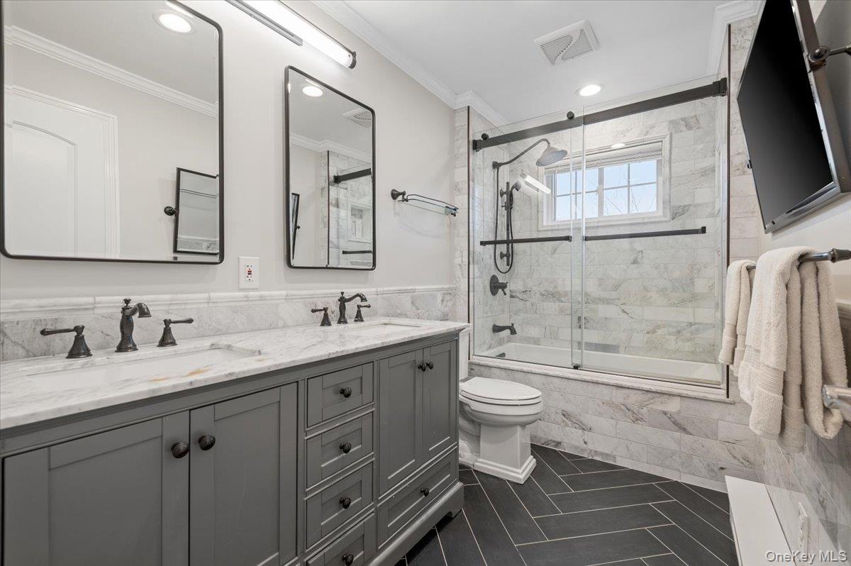 45 Winthrop Road, Plainview, NY 11803