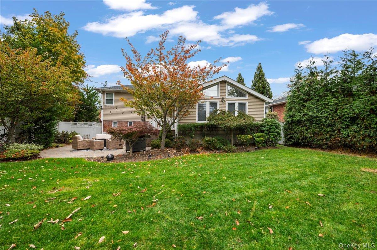 45 Winthrop Road, Plainview, NY 11803