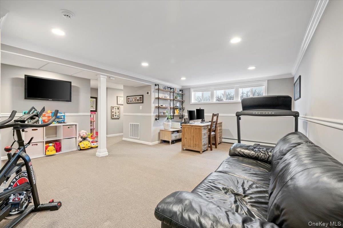 45 Winthrop Road, Plainview, NY 11803