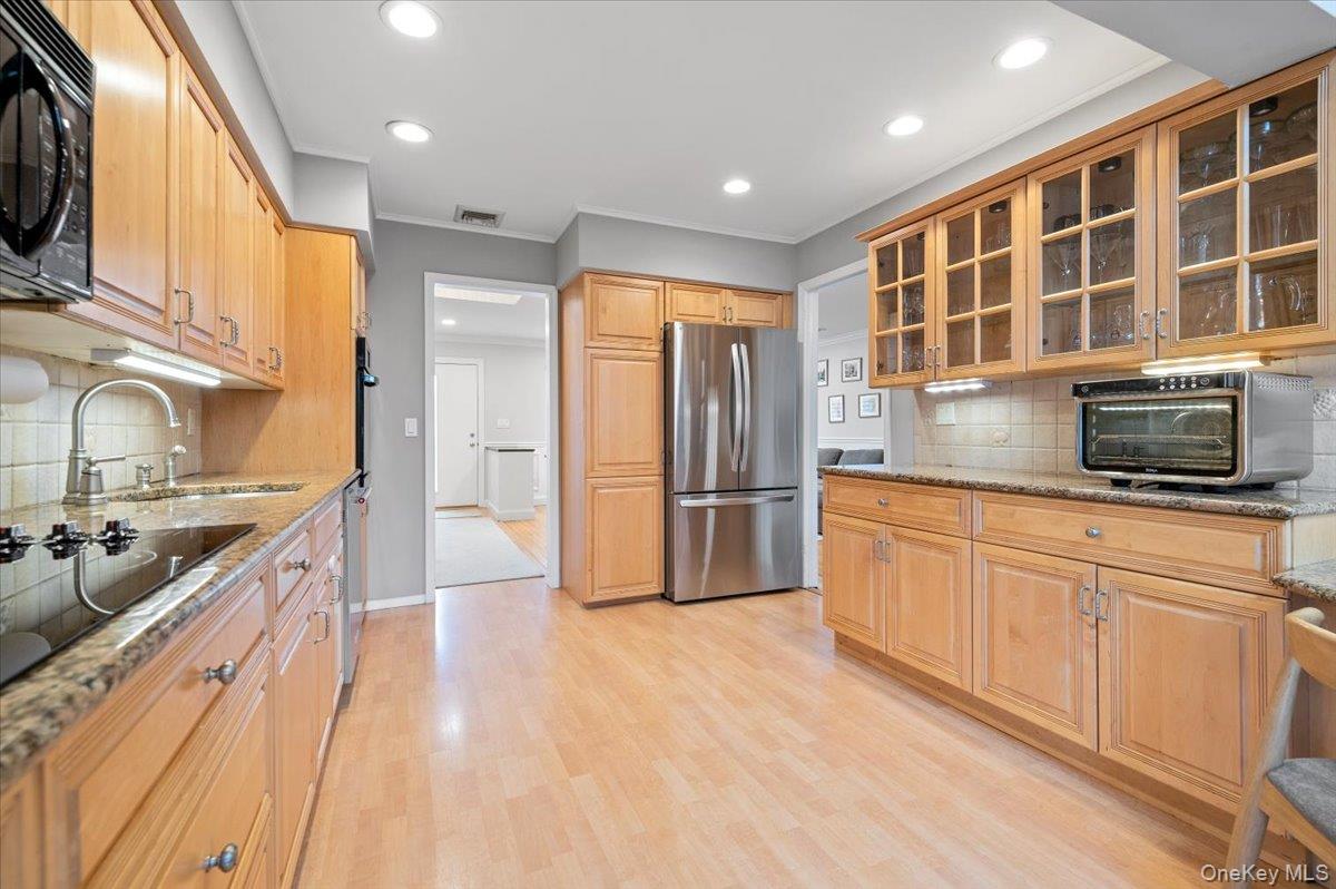 45 Winthrop Road, Plainview, NY 11803