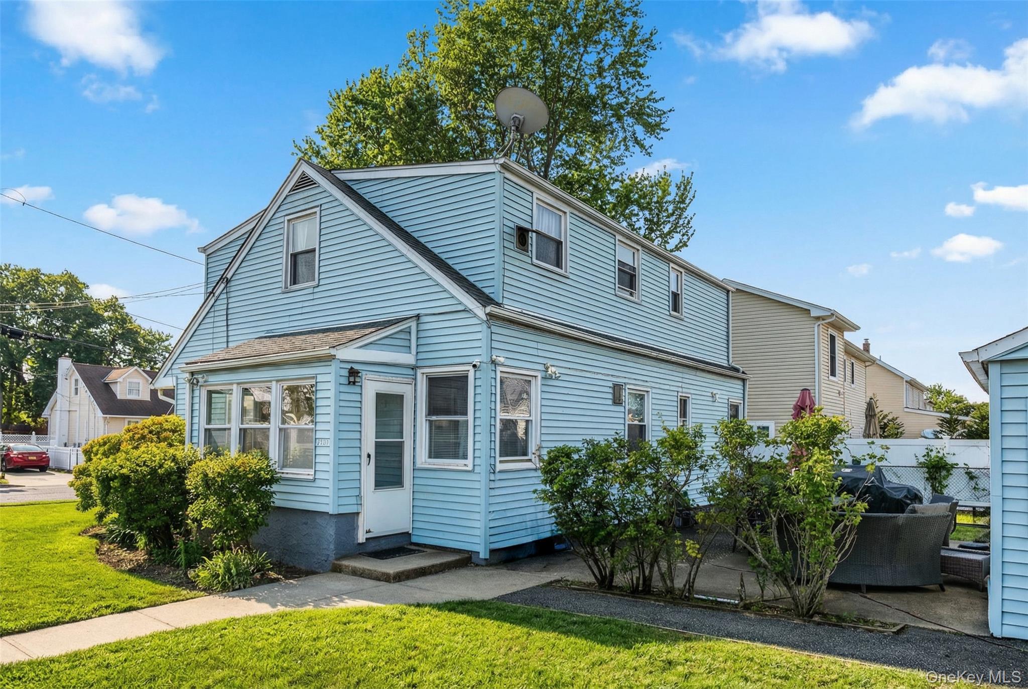 282 Caryl Drive, Lawrence, NY 11559