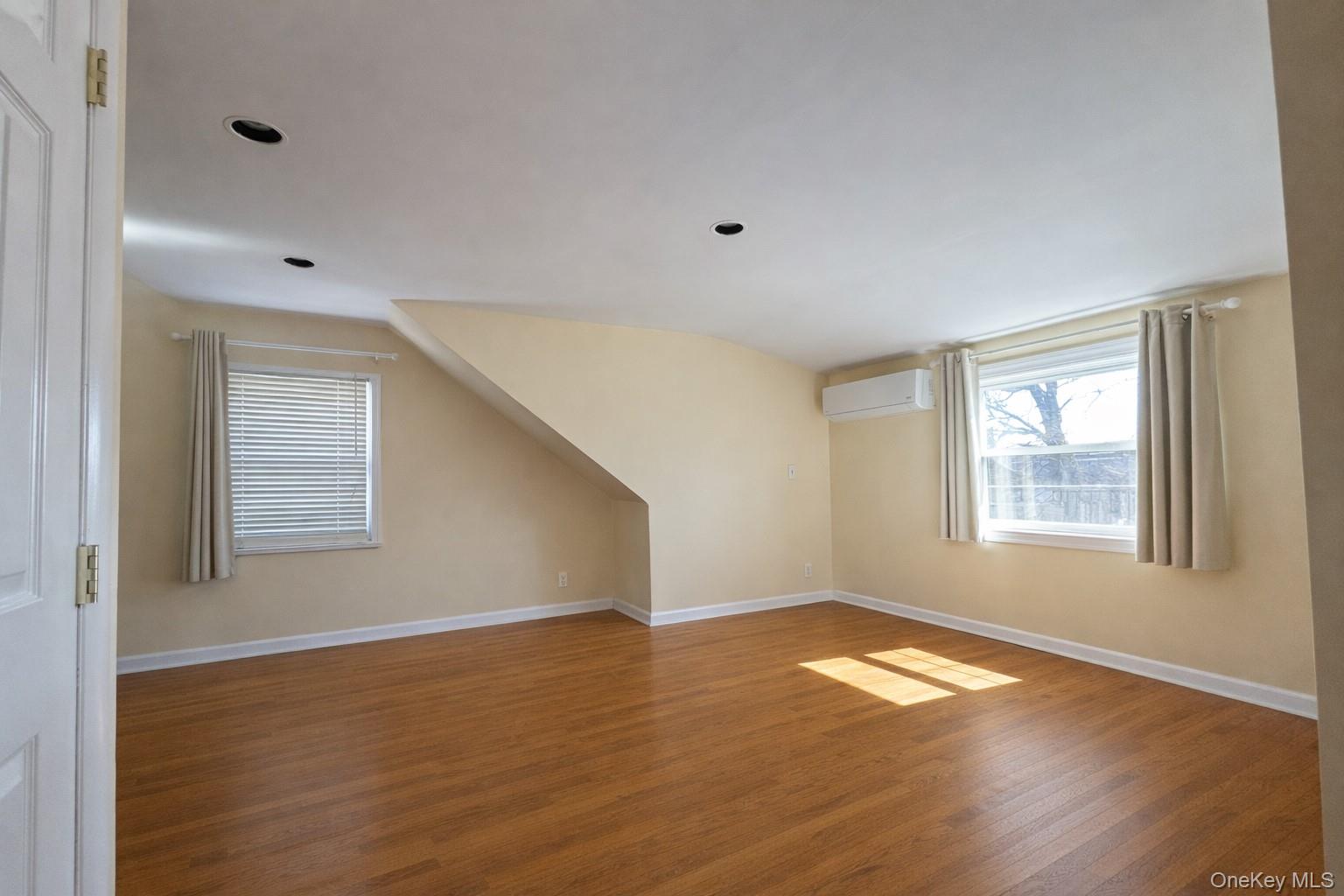 93 Birch Avenue E, Farmingdale, NY 11735