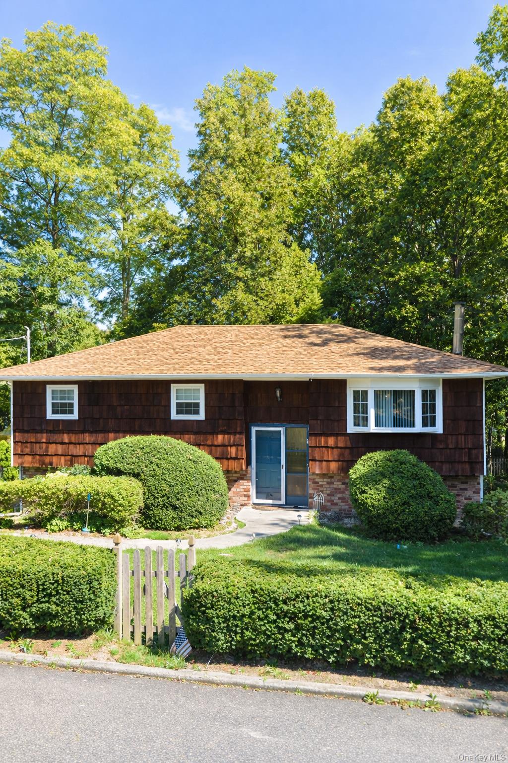 14 Kenneth Avenue, Huntington, NY 11743