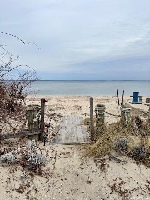 9 Greenwich Avenue, Bayville, NY 11709