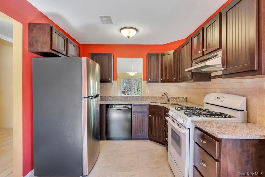 13 Mallard Path, Coram, NY 11727