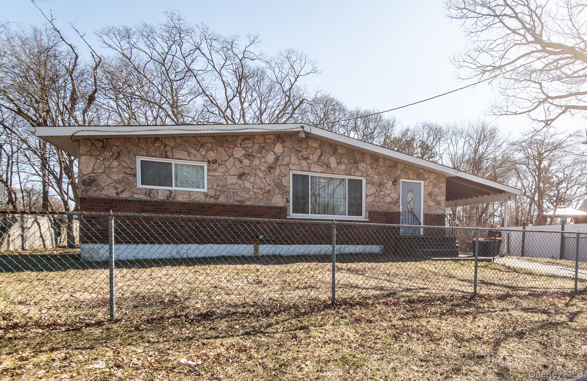 19 Dawn Crescent, Central Islip, NY 11722