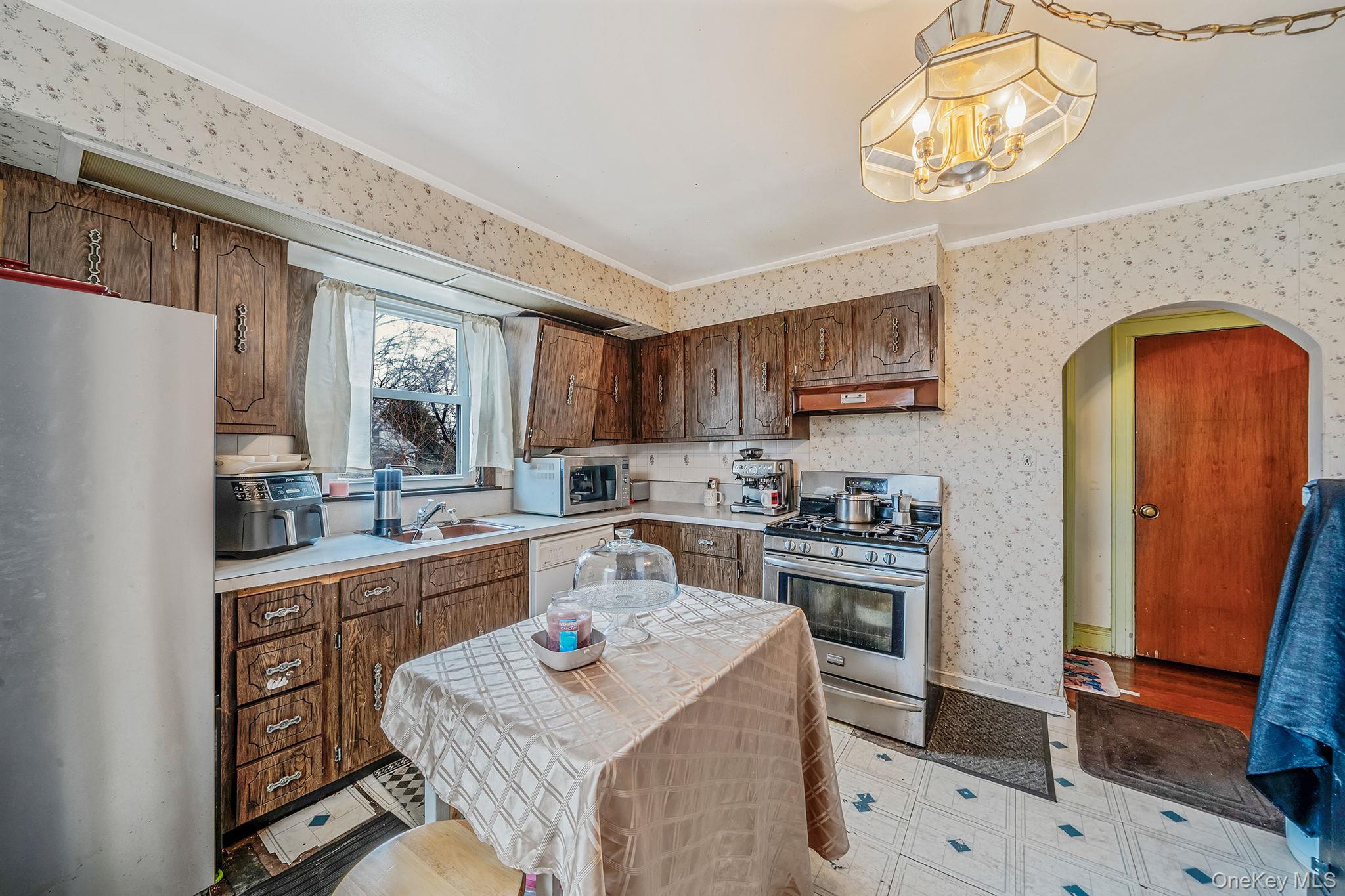 12 Edna Court, Valley Stream, NY 11580