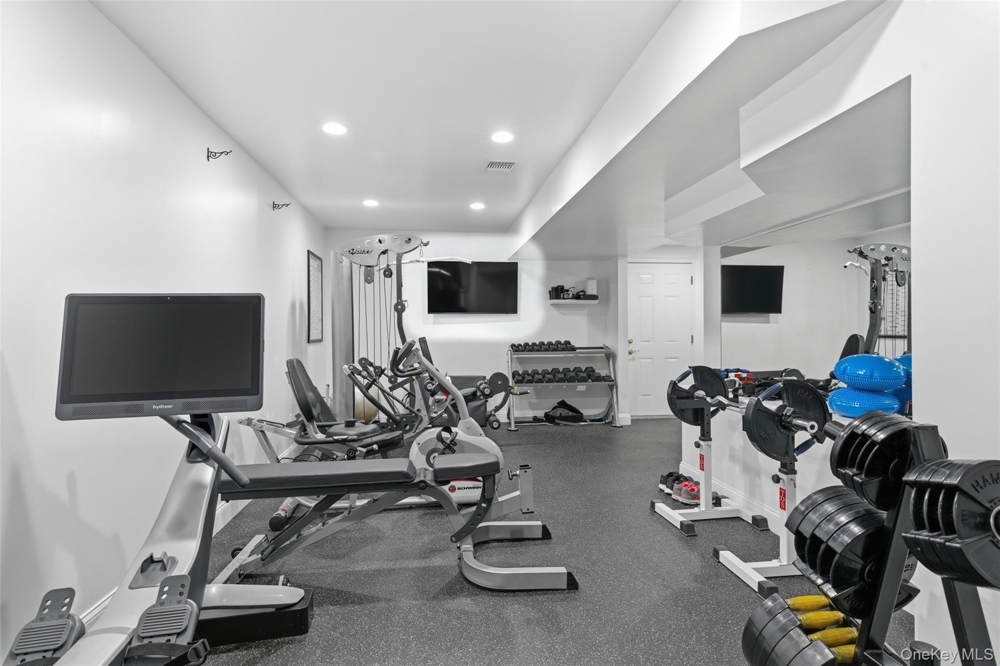 2 Knoll Lane, Glen Head, NY 11545