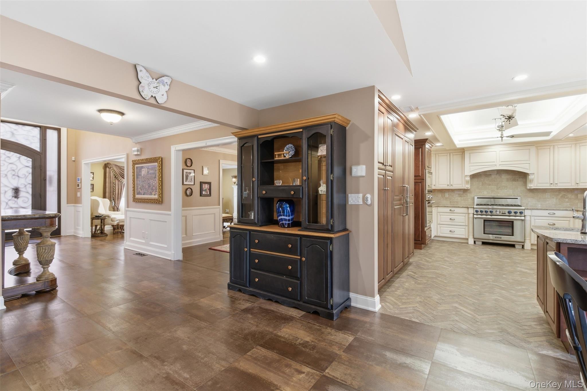 2 Knoll Lane, Glen Head, NY 11545