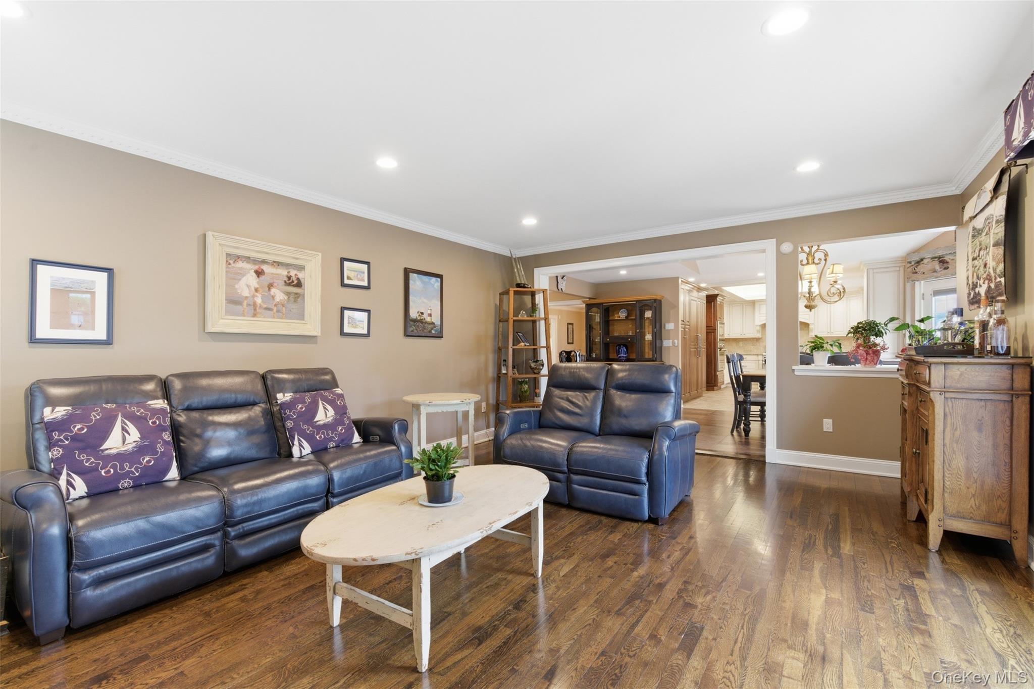 2 Knoll Lane, Glen Head, NY 11545