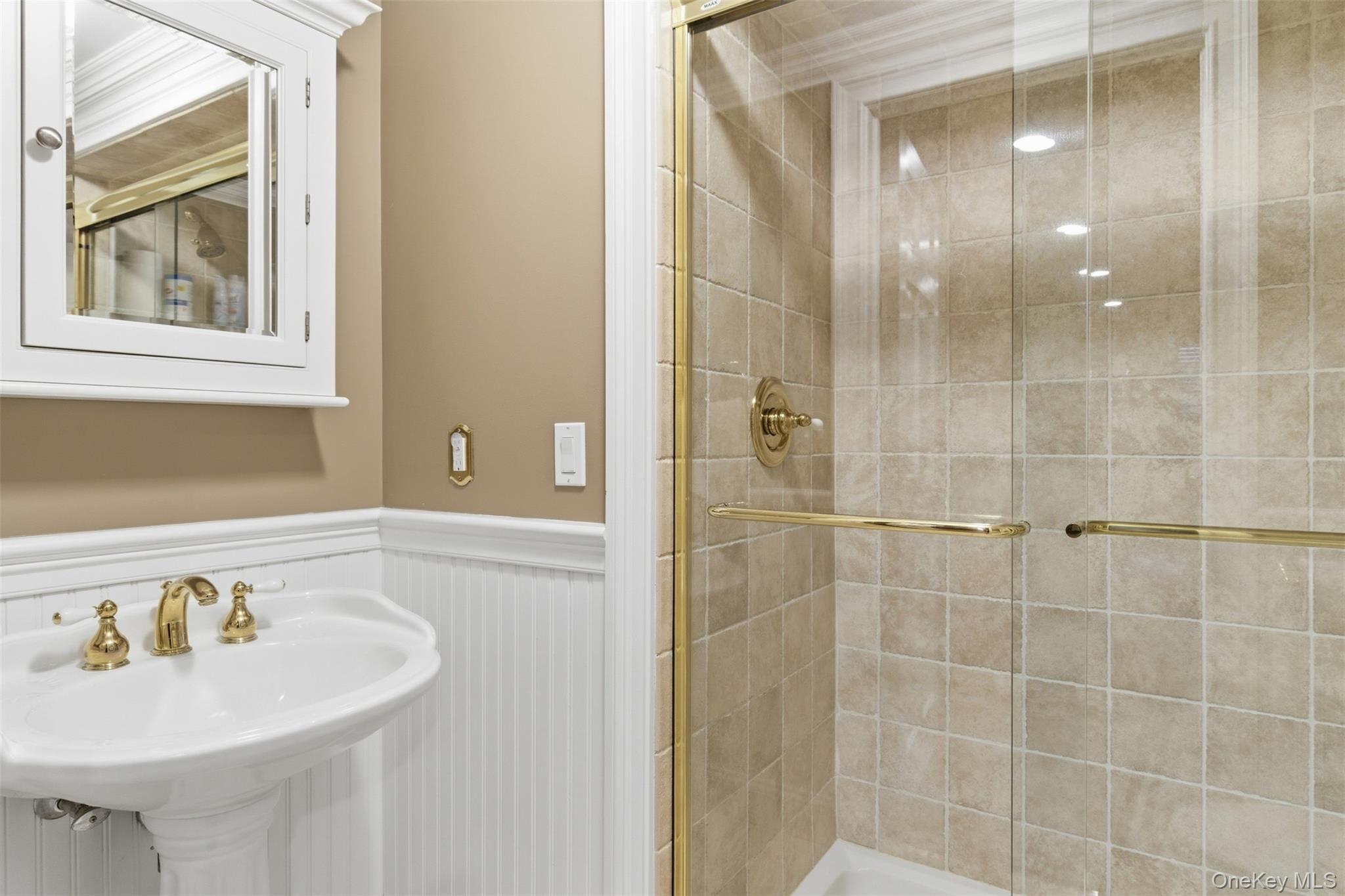 2 Knoll Lane, Glen Head, NY 11545