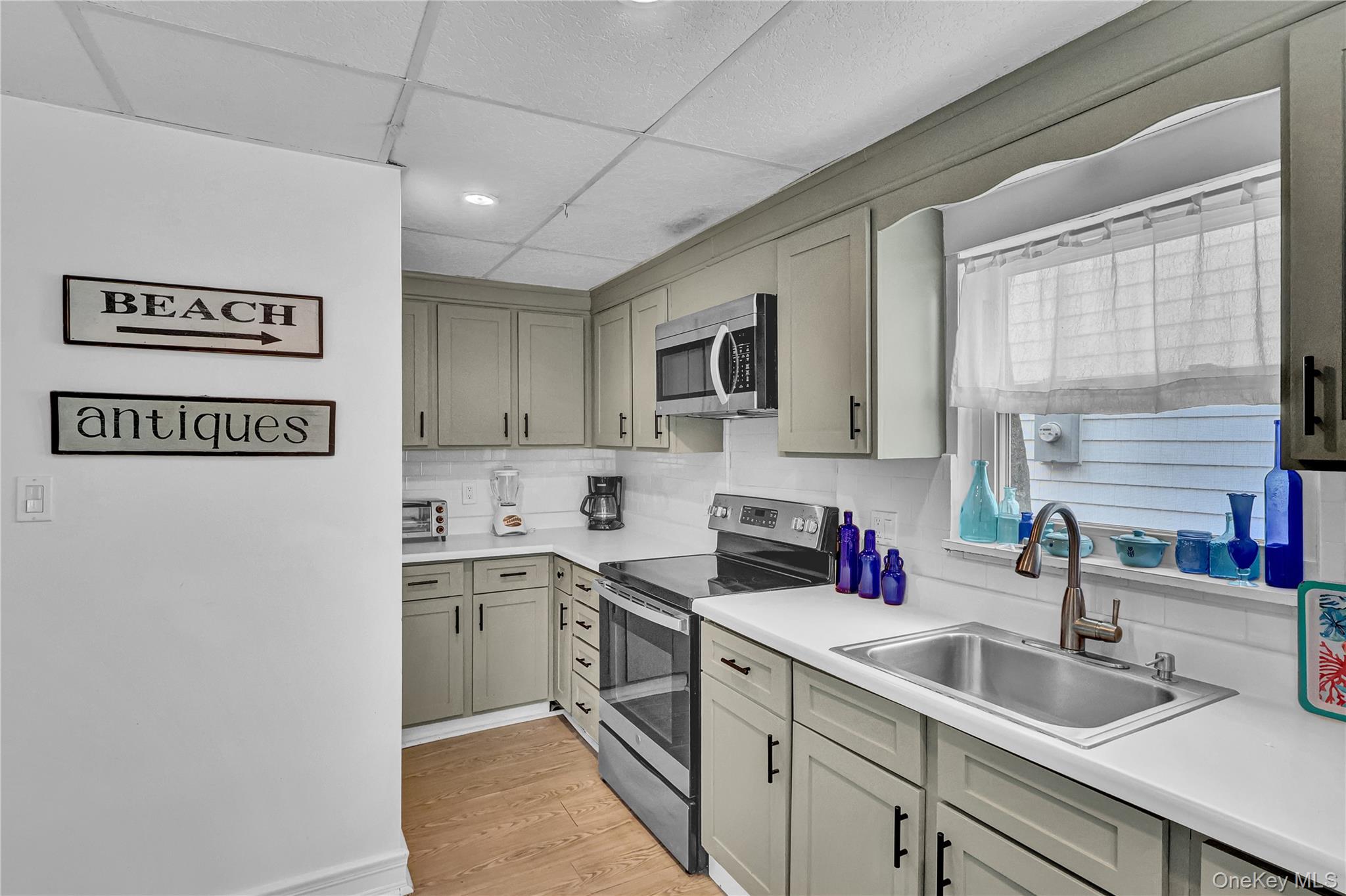 21 Cottage Road, Baiting Hollow, NY 11933