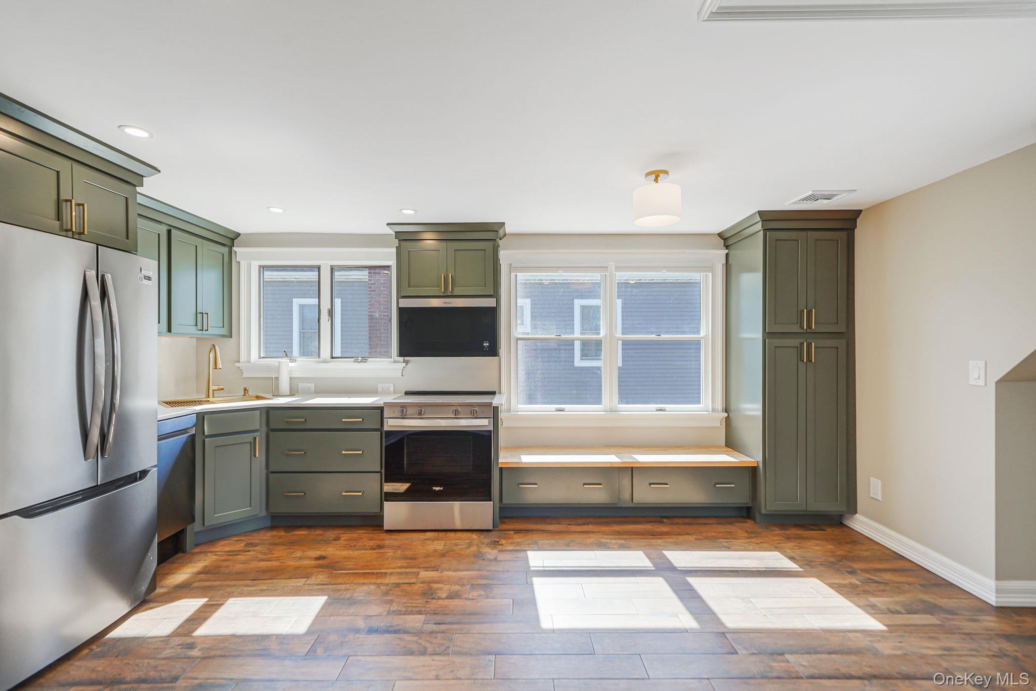 21 Adams Street N, Farmingdale, NY 11735