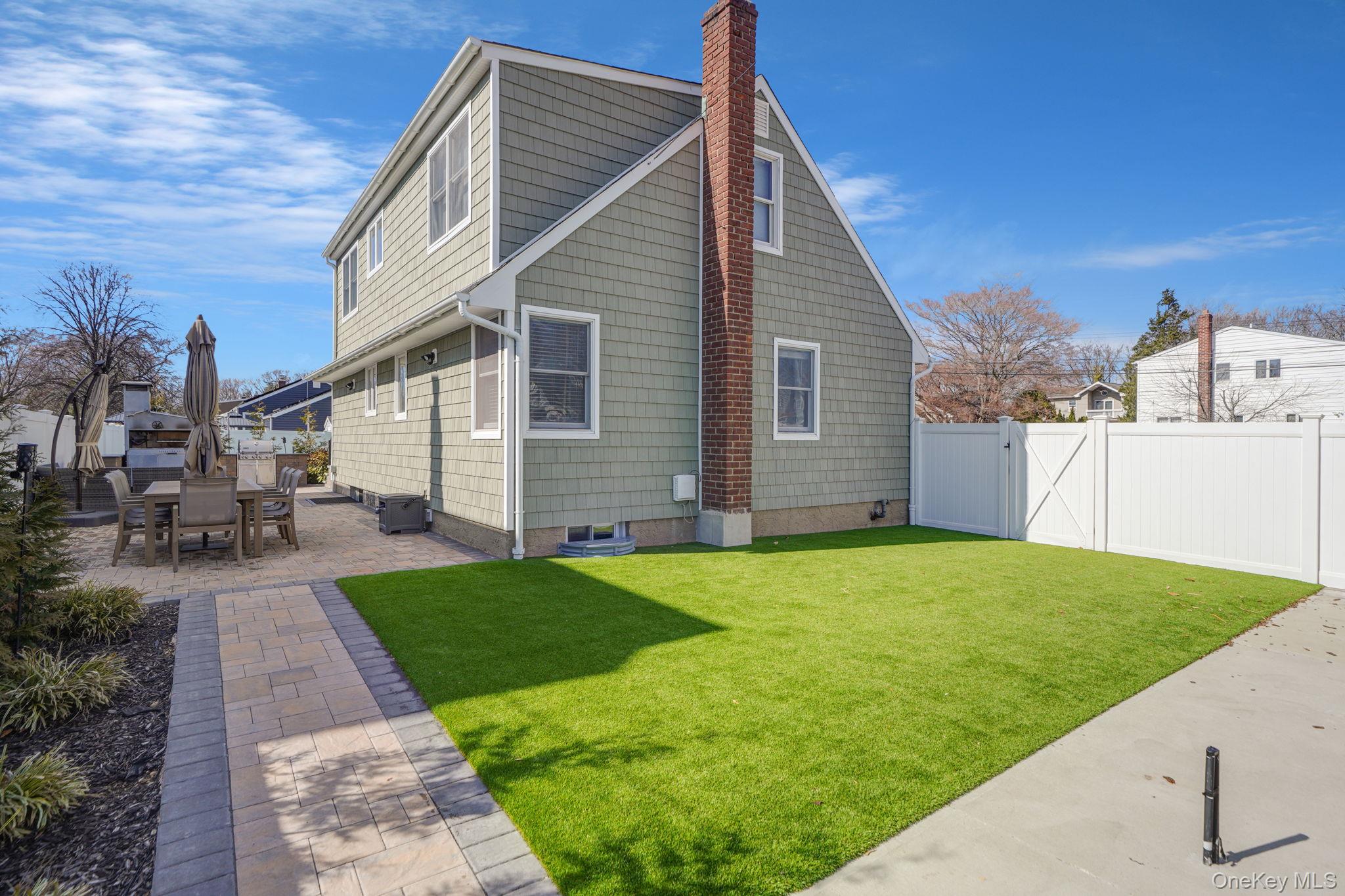 21 Adams Street N, Farmingdale, NY 11735