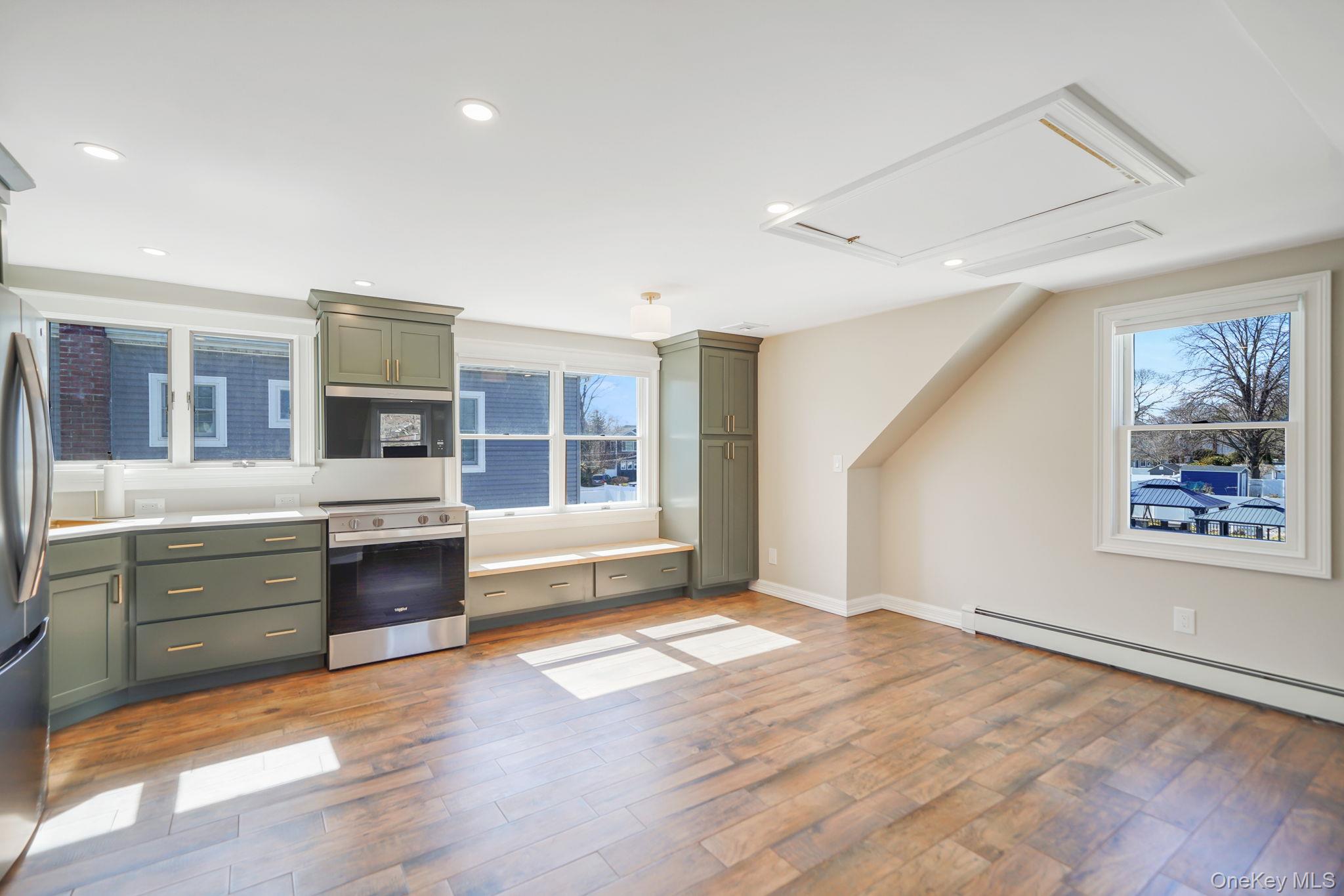 21 Adams Street N, Farmingdale, NY 11735