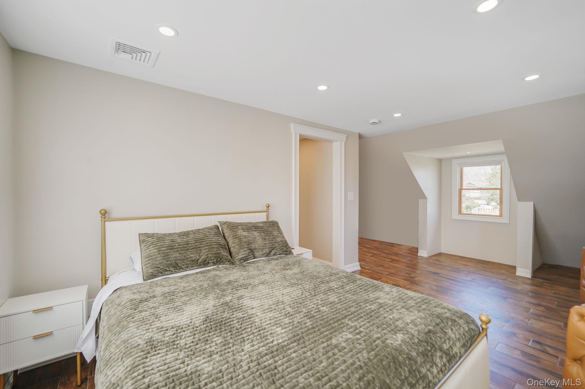 21 Adams Street N, Farmingdale, NY 11735