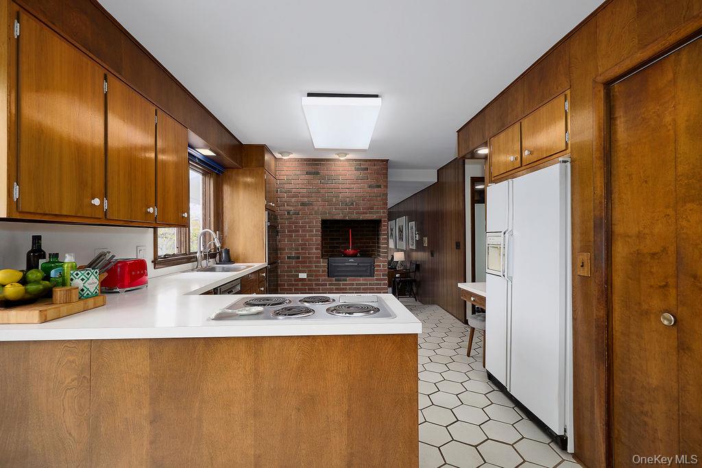 42 Thornwood Drive, Poughkeepsie, NY 12603