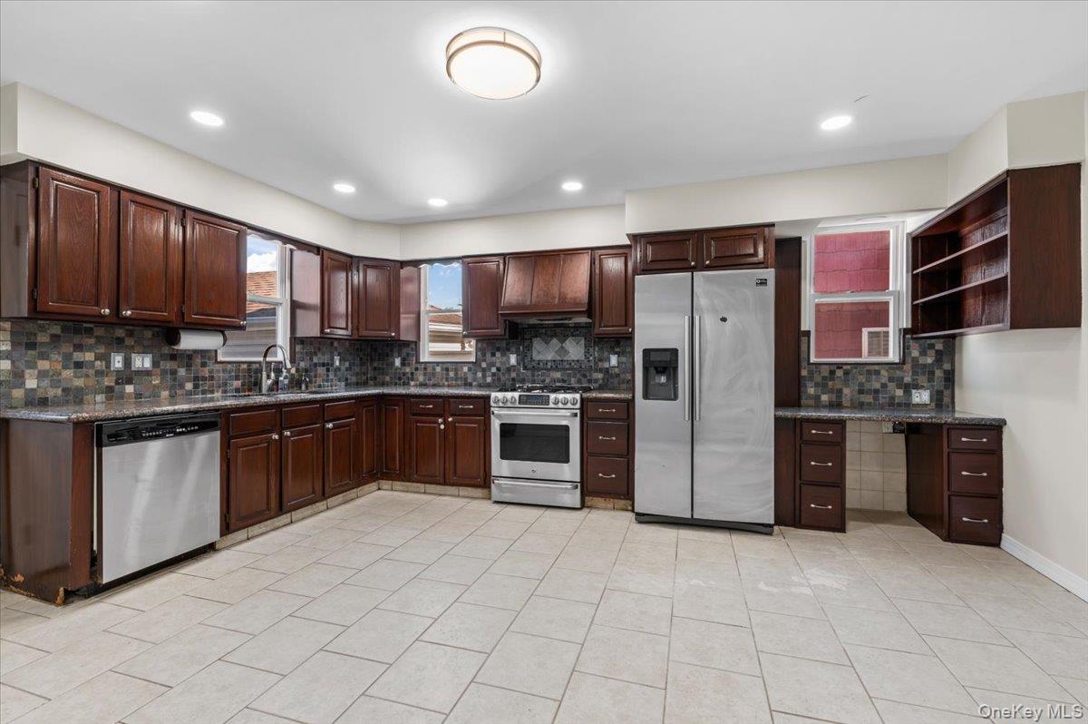 348 Mulry Lane, Lawrence, NY 11559