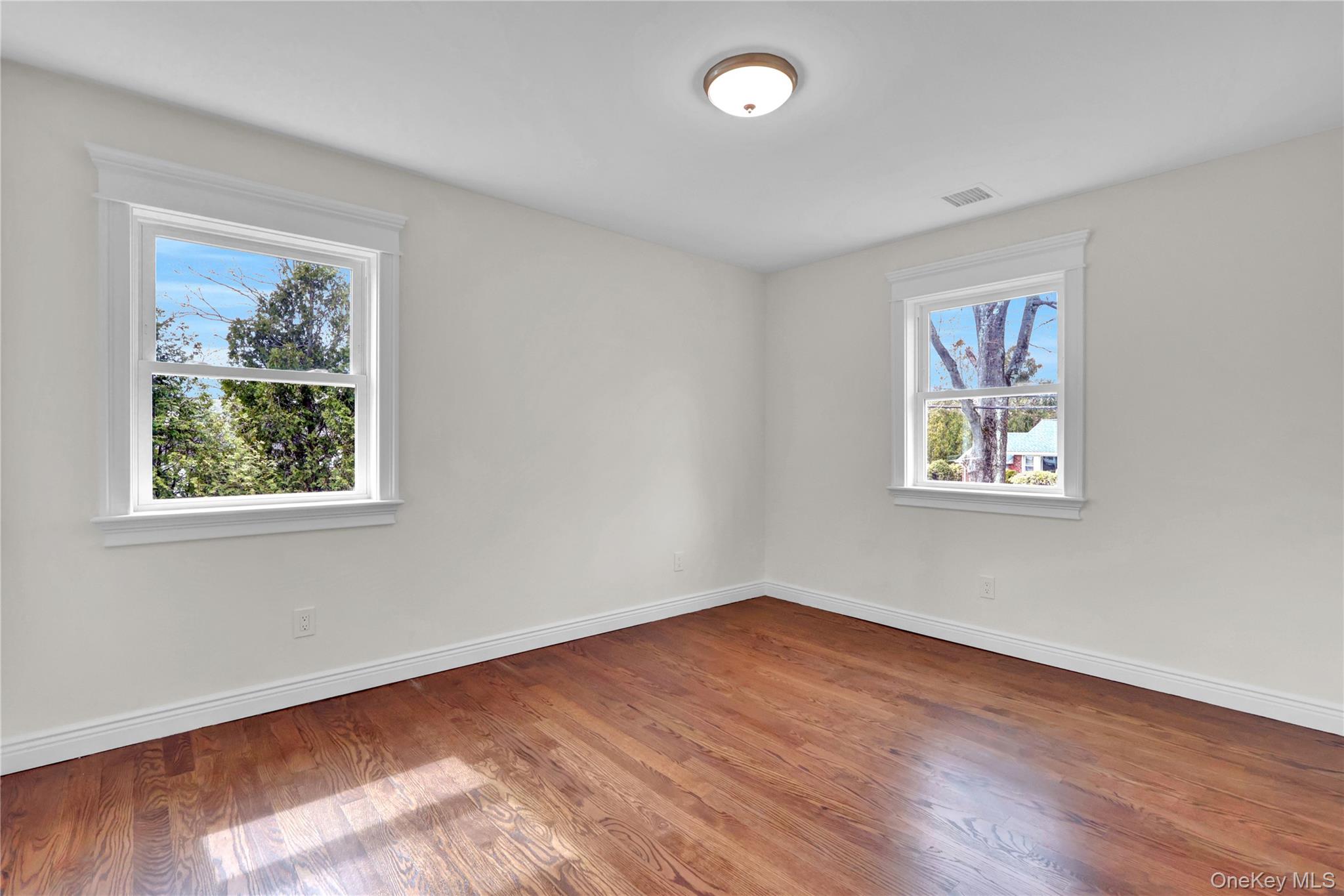 10 Poet Lane, Greenlawn, NY 11740