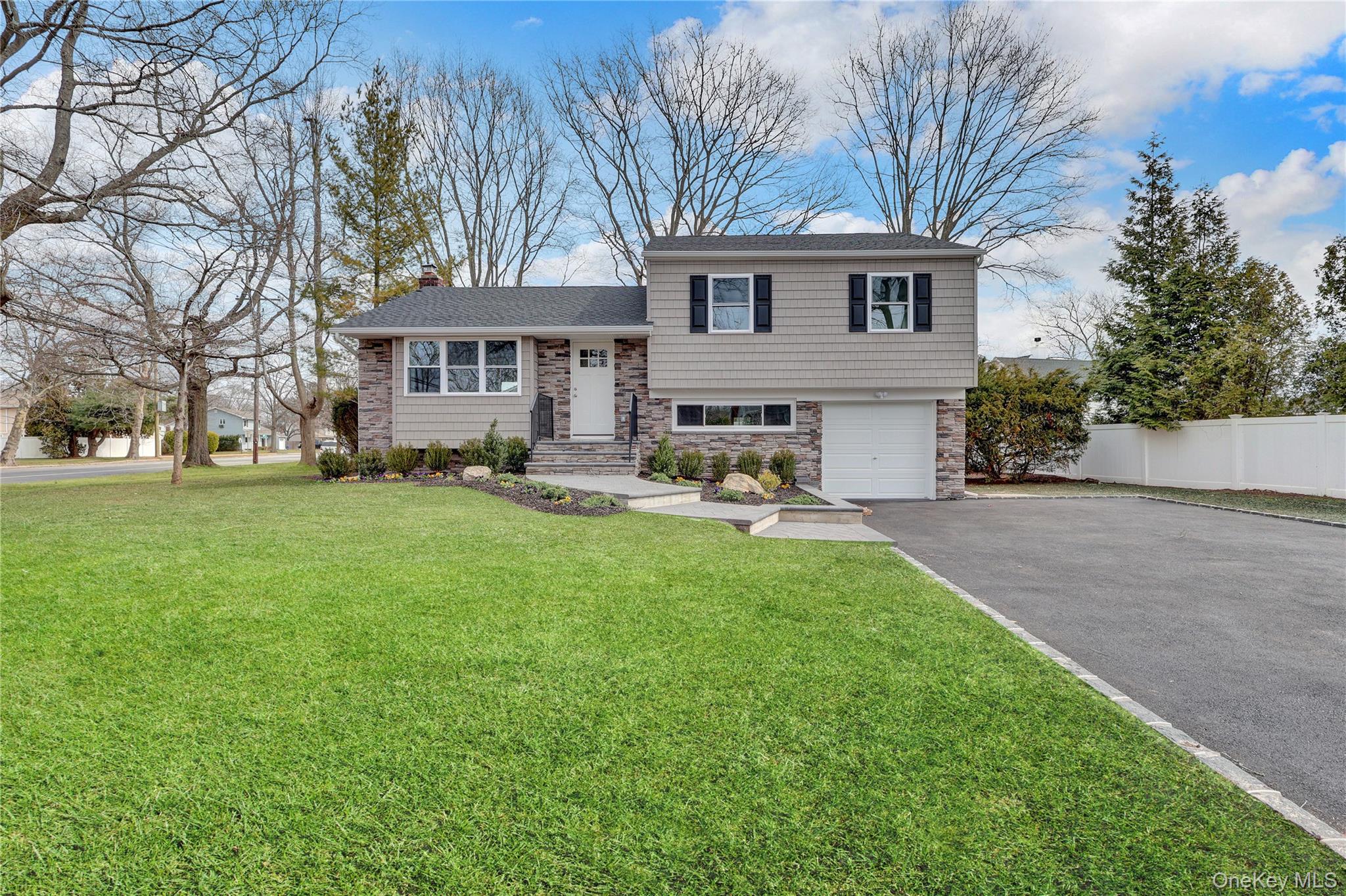 10 Poet Lane, Greenlawn, NY 11740