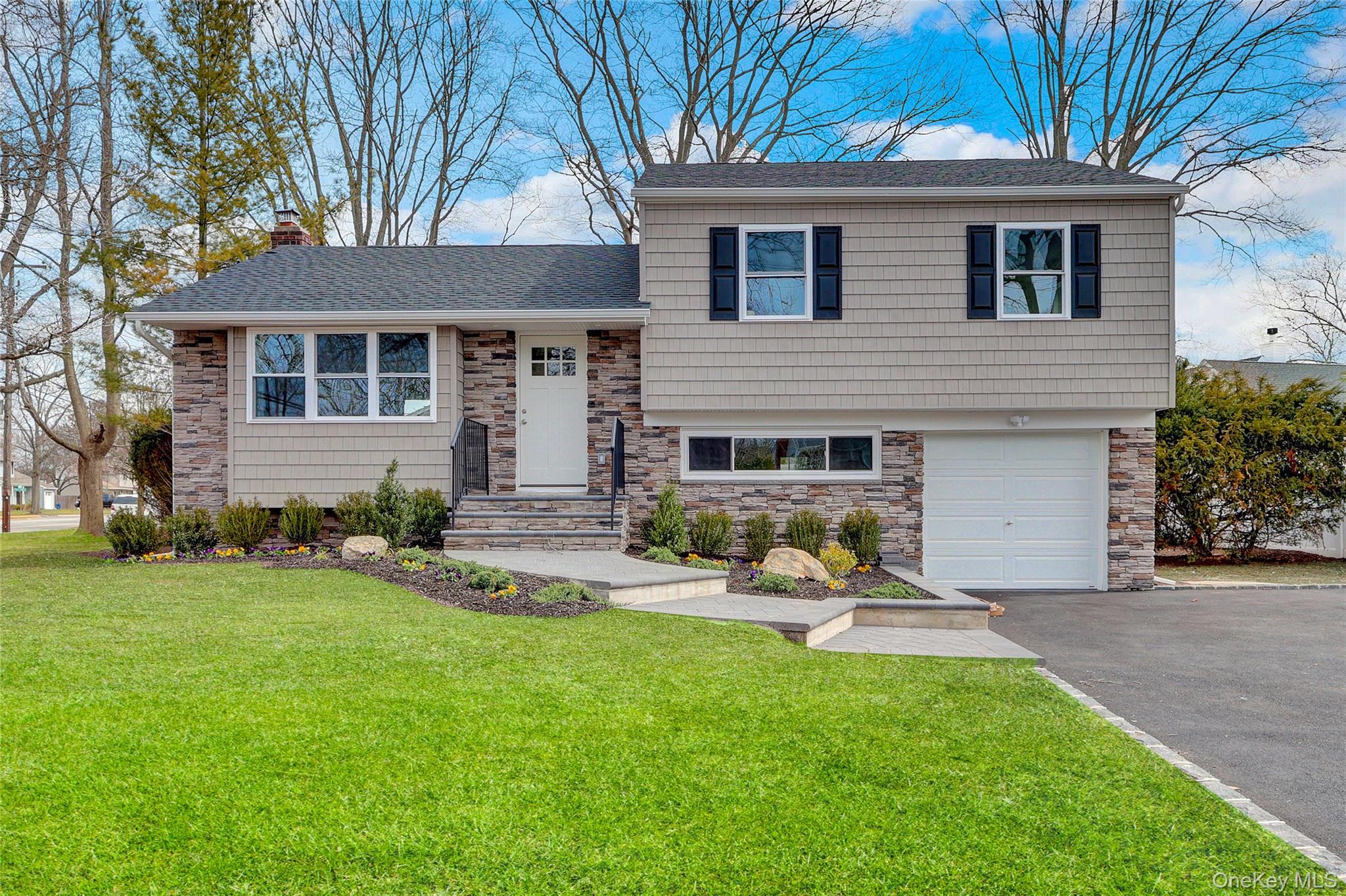 10 Poet Lane, Greenlawn, NY 11740