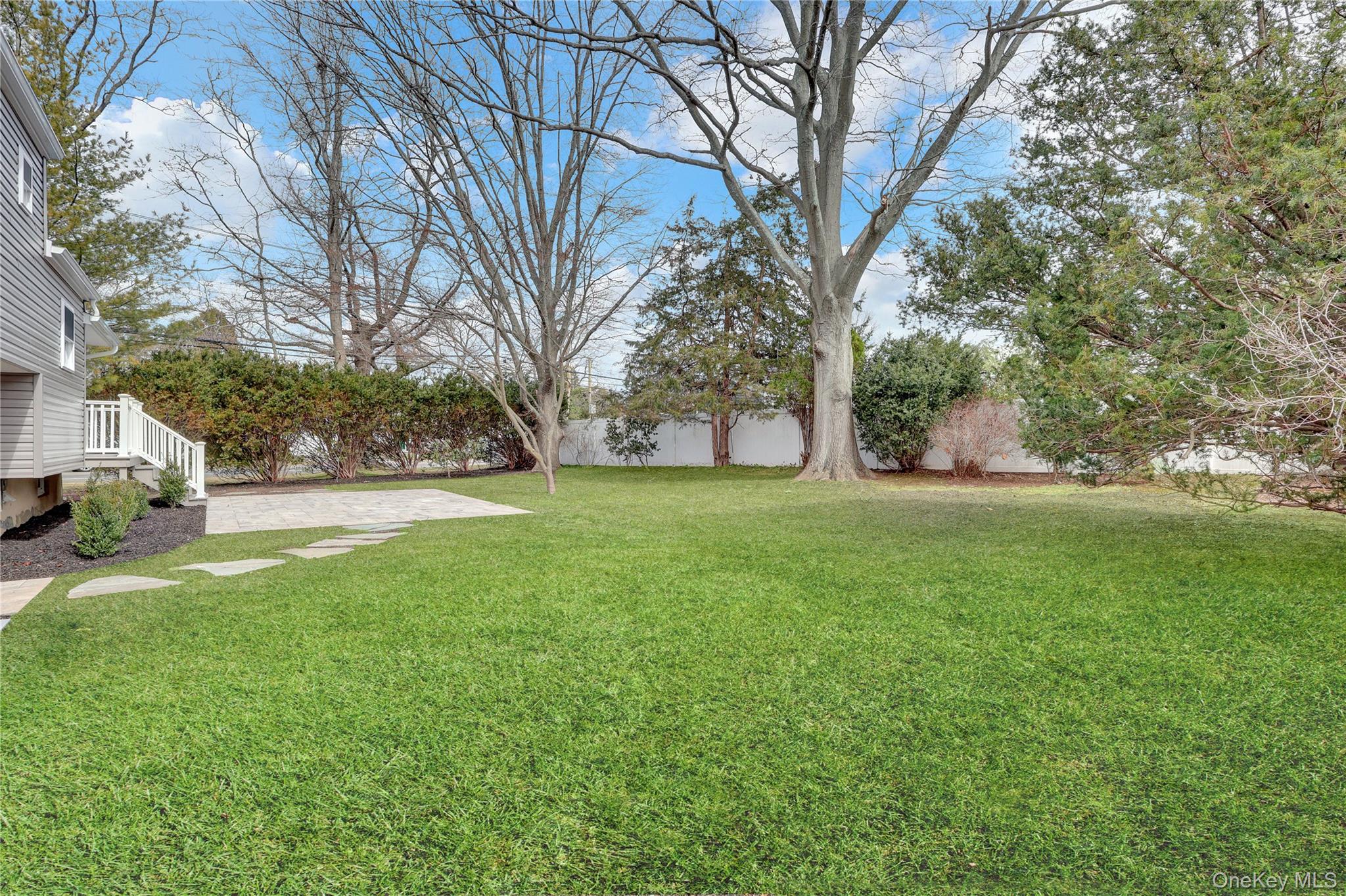 10 Poet Lane, Greenlawn, NY 11740