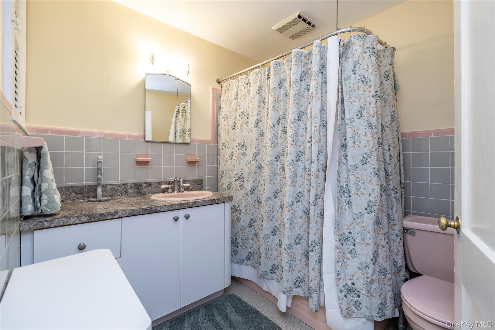 65 Jarvis Place, Lynbrook, NY 11563