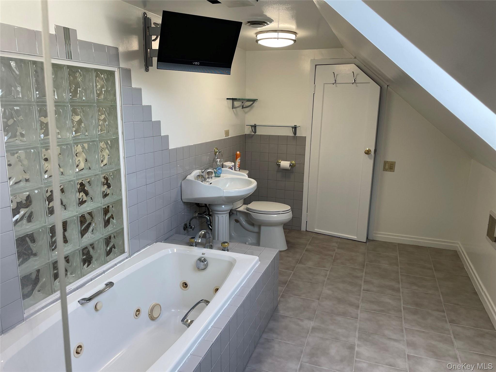 8 Cameron Lane, Valley Stream, NY 11581