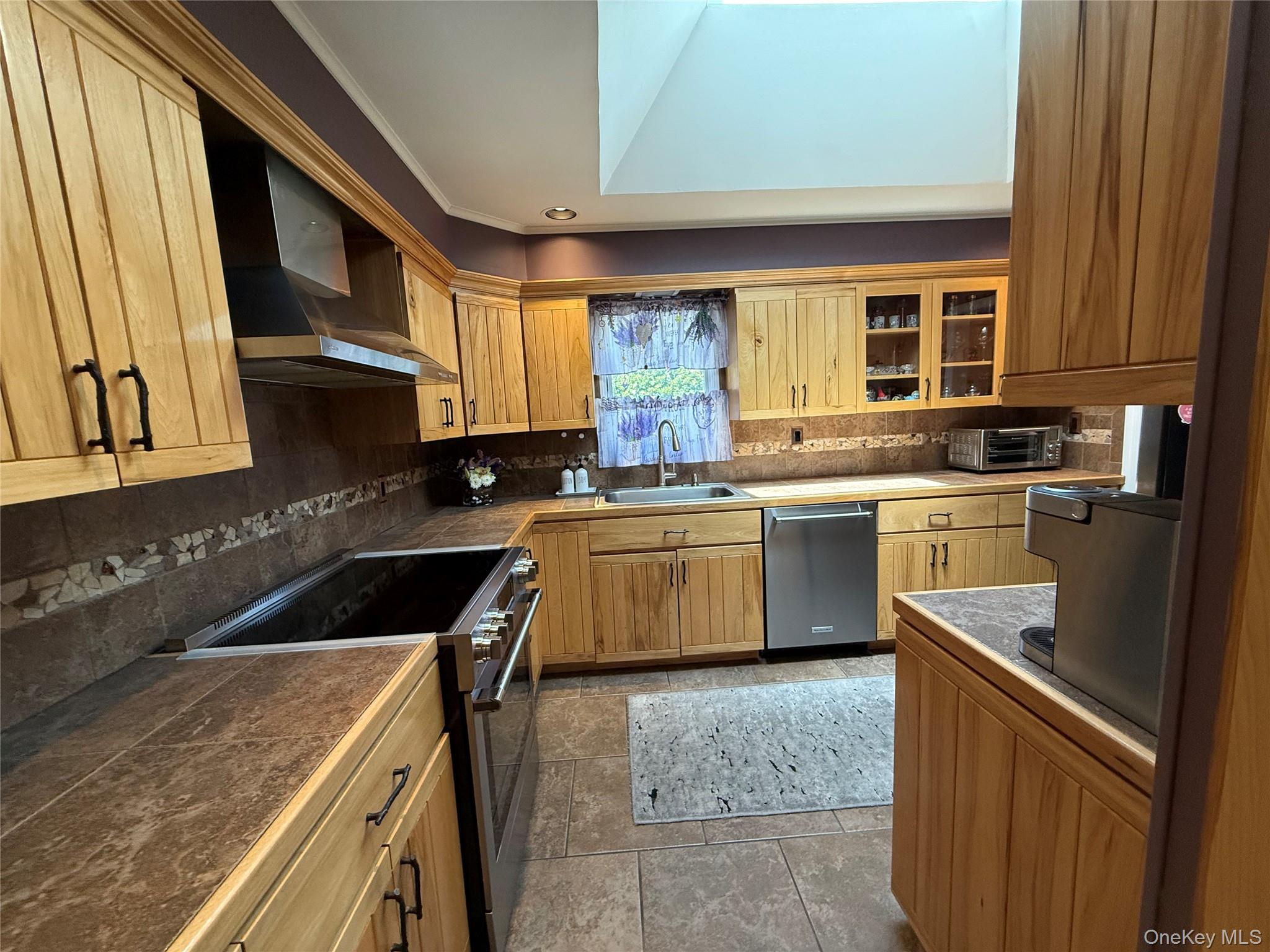 14 Townsend Place, Syosset, NY 11791