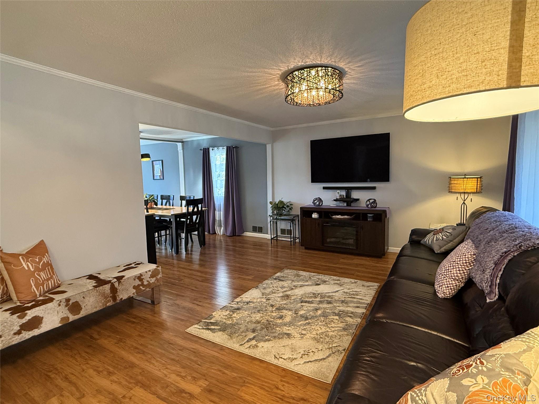 14 Townsend Place, Syosset, NY 11791