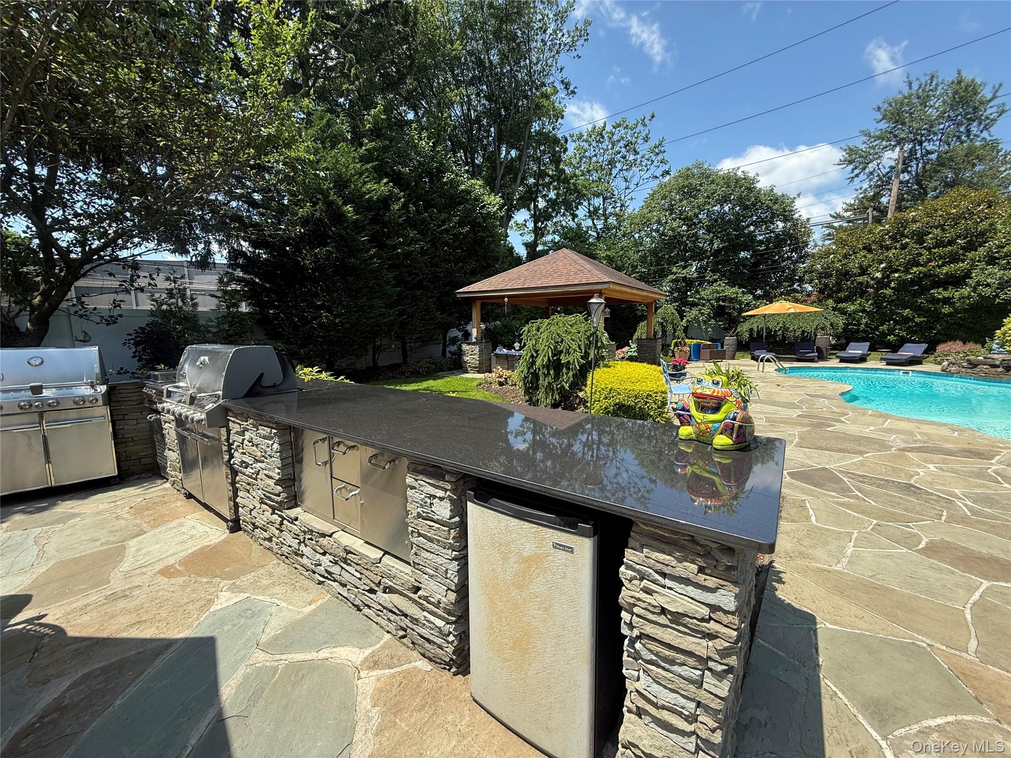 14 Townsend Place, Syosset, NY 11791