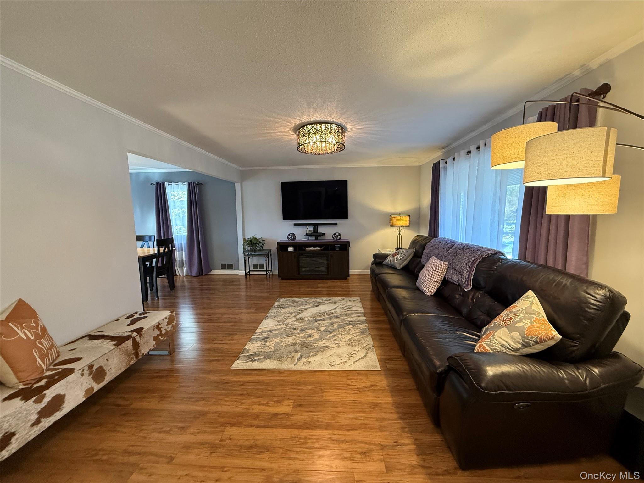 14 Townsend Place, Syosset, NY 11791