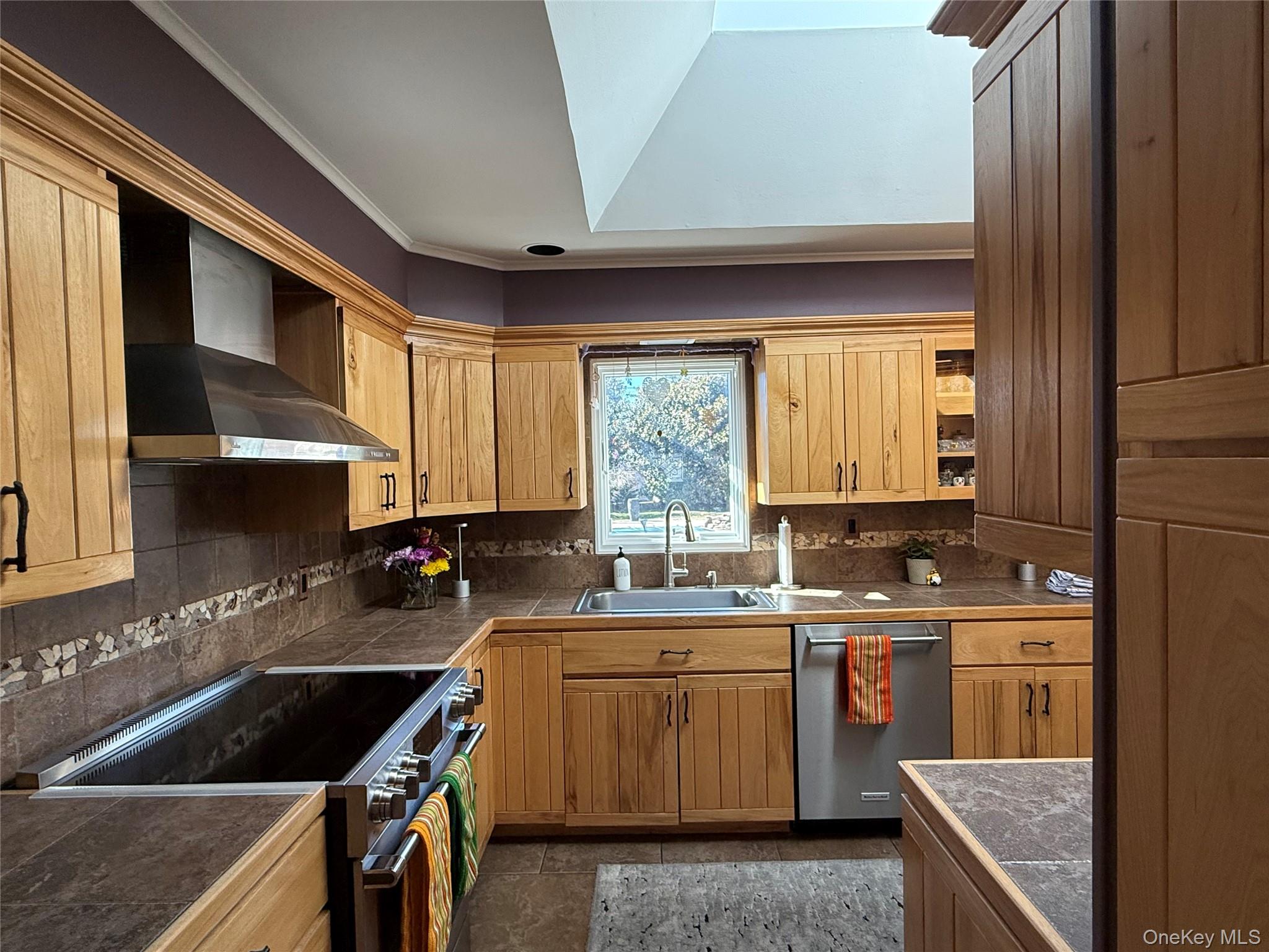 14 Townsend Place, Syosset, NY 11791