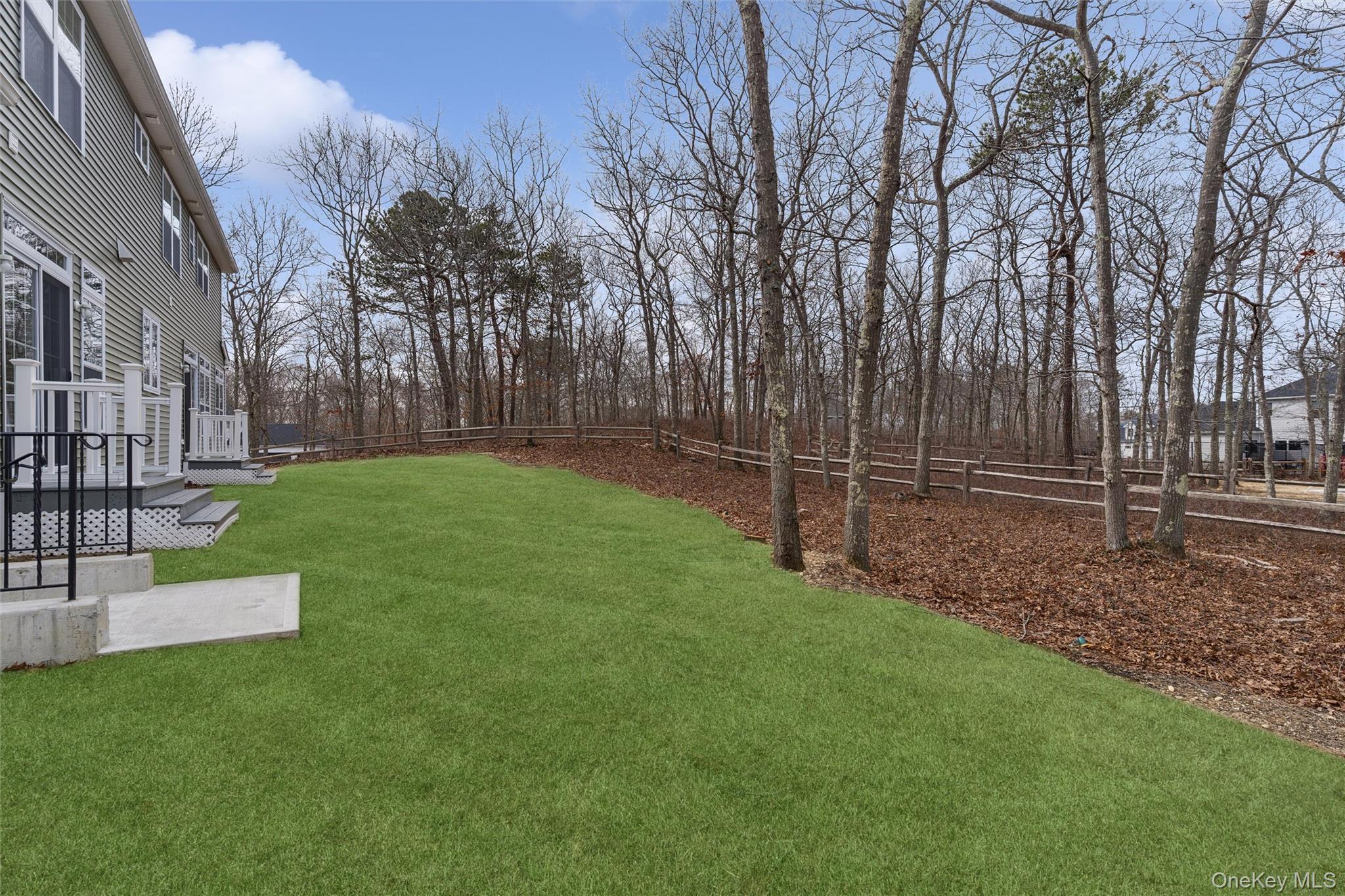 16 Gateway Court, Hampton Bays, NY 11946