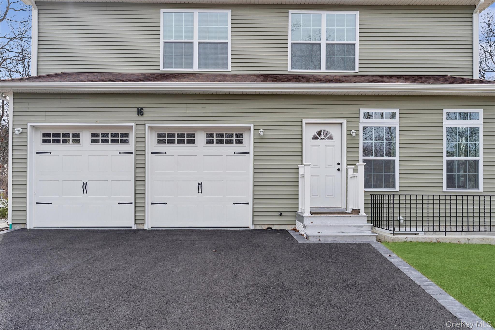 16 Gateway Court, Hampton Bays, NY 11946