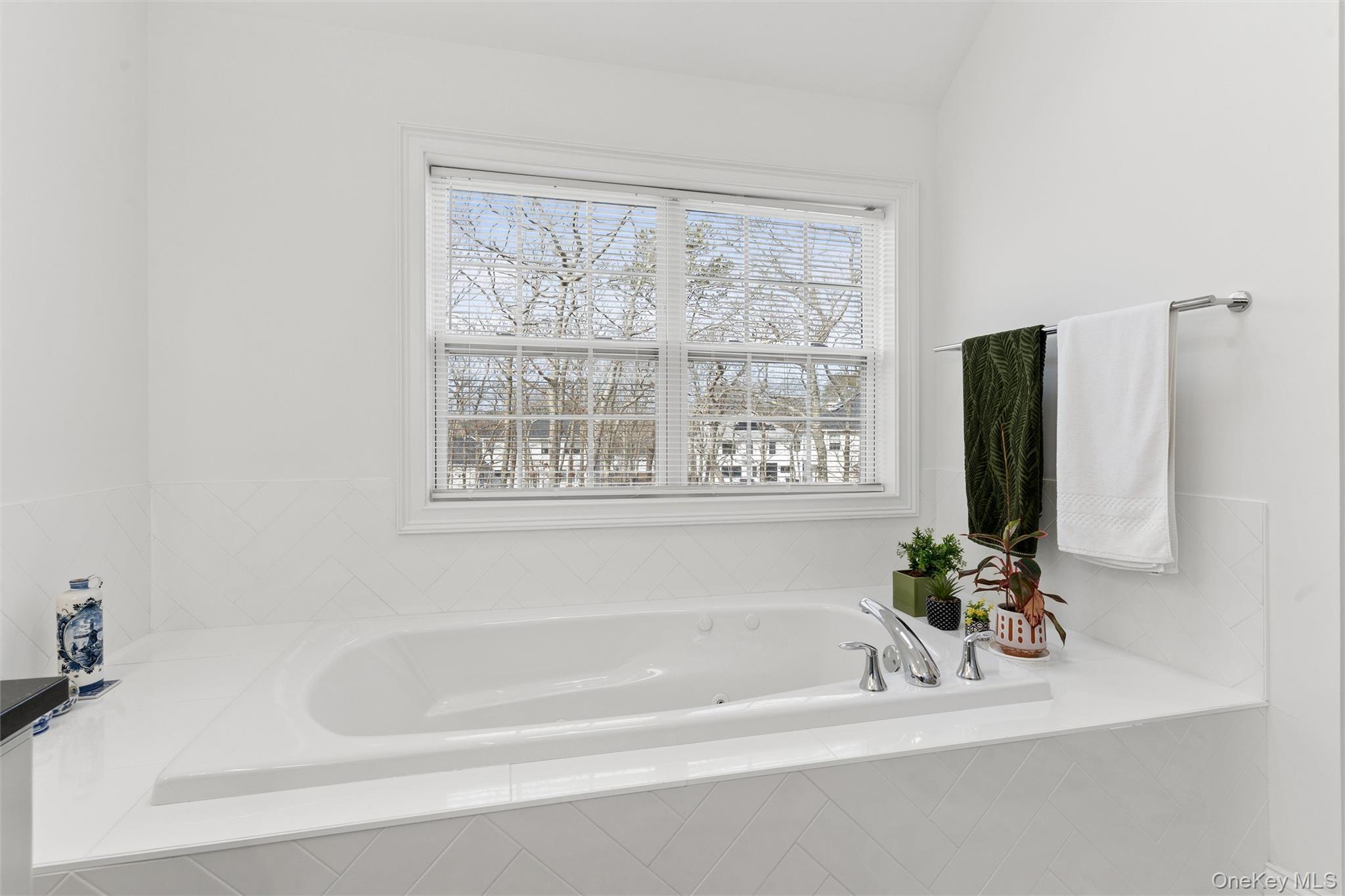 16 Gateway Court, Hampton Bays, NY 11946