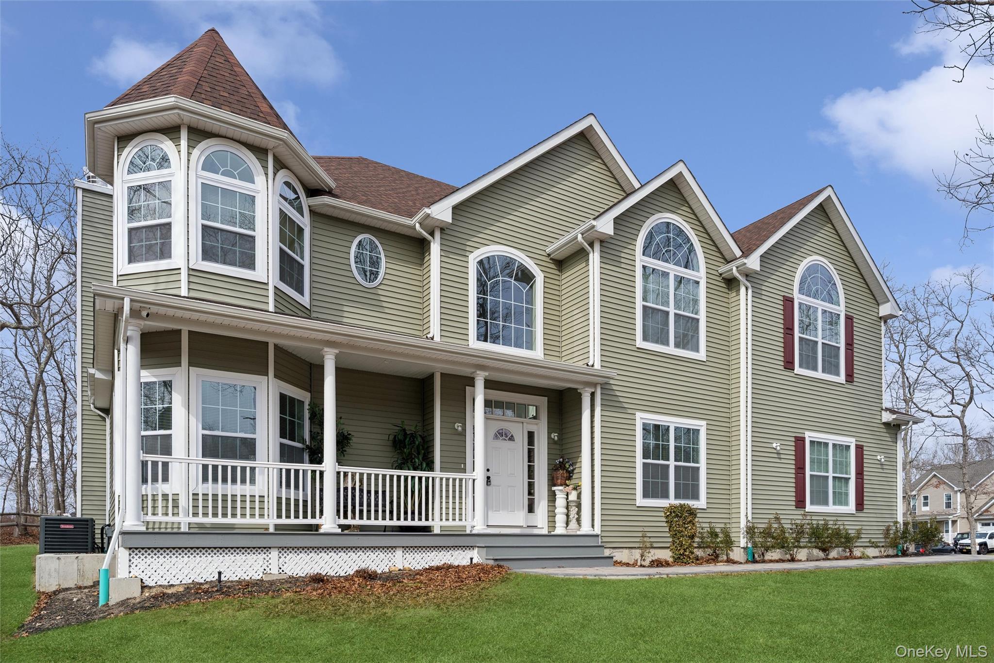 16 Gateway Court, Hampton Bays, NY 11946